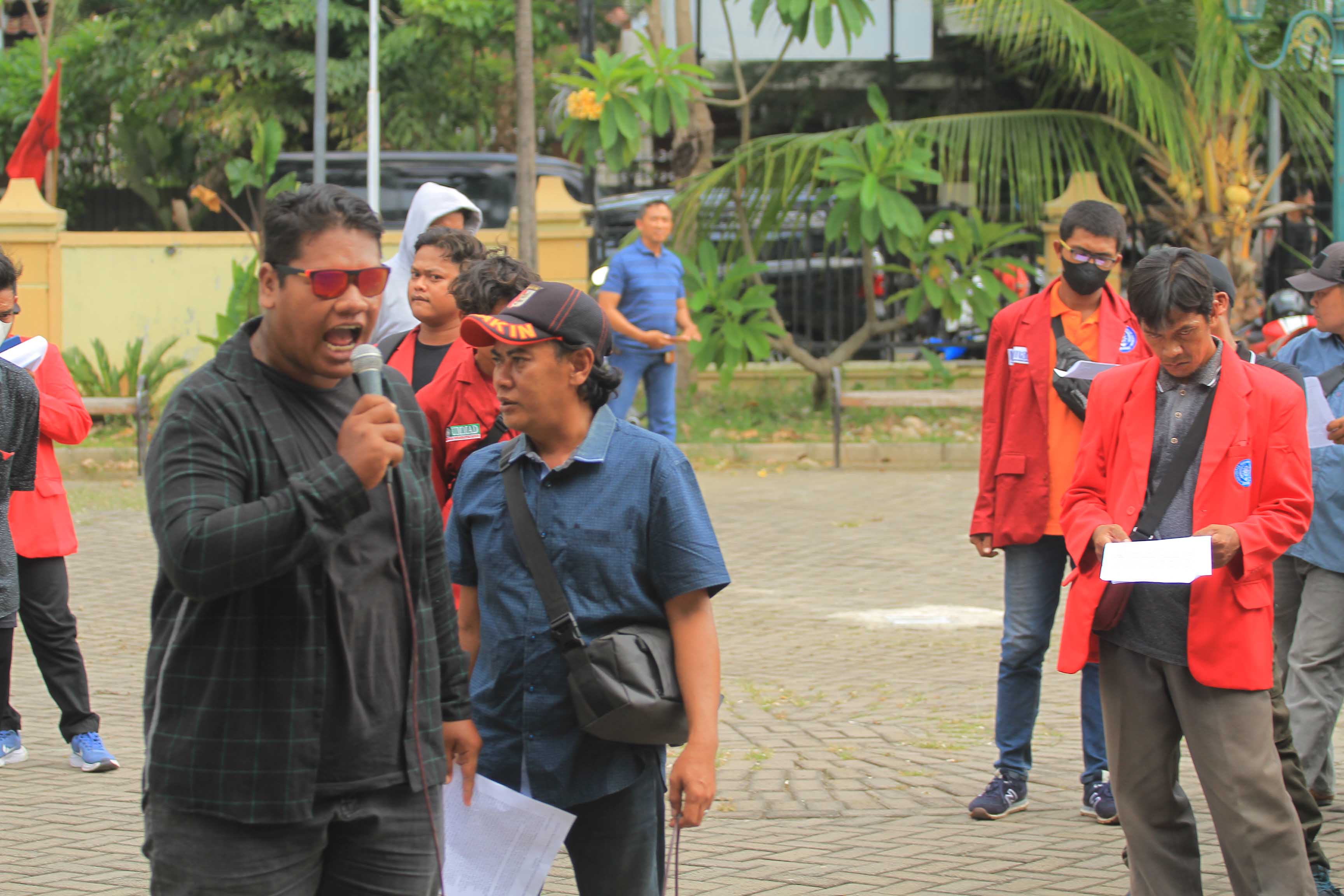 TERKAIT AKREDITASI: Sejumlah mahasiswa Universitas Muhammadiyah Madiun menggelar aksi demo di halaman Kampus 1, Kota Madiun, kemarin. (BAGAS BIMANTARA/RADAR MADIUN)