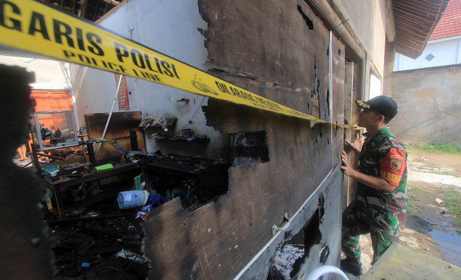HANGUS: Tiga kios di Pasar Dremo, Desa Belotan, Kecamatan Bendo ludes terbakar dini hari kemarin (26/12). (AJI PUTRA/JAWA POS RADAR MAGETAN)