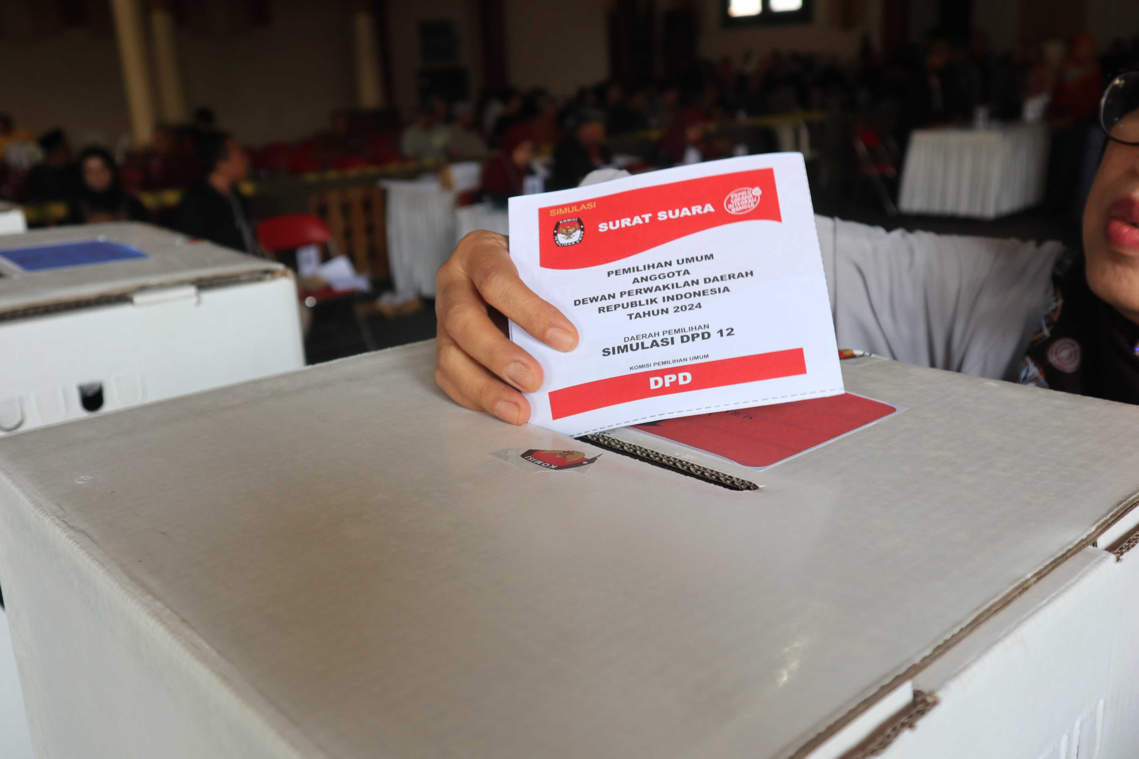 PERCOBAAN: Warga Kelurahan Tonatan, Ponorogo mengikuti simulasi pemungutan suara yang digelar KPU Ponorogo di Tambak Kemangi Resort kemarin (27/12).&nbsp;(SUGENG DWI N./JAWA POS RADAR PONOROGO)