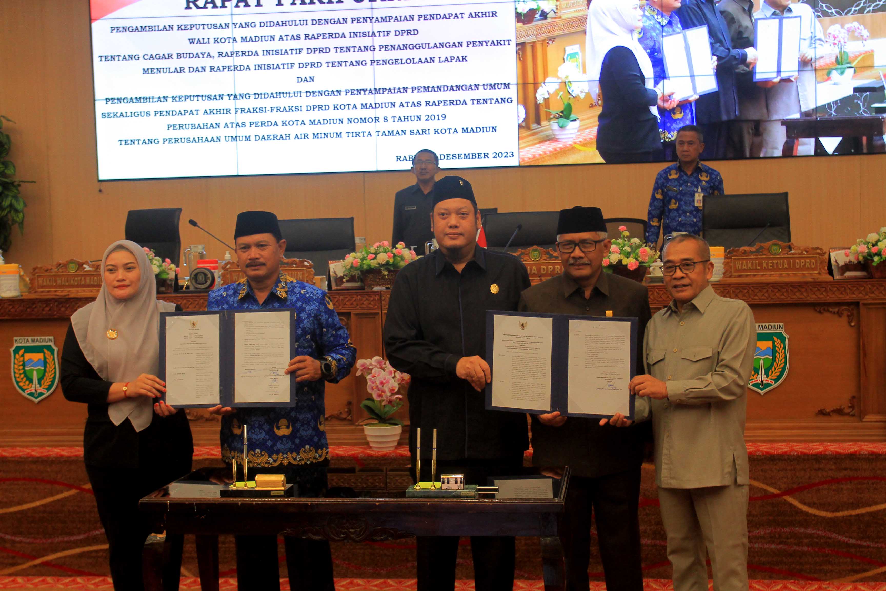 SAH: Pemkot dan DPRD Kota Madiun menyetujui raperda perubahan atas perda 8/2019 tentang Perumda Tirta Taman Sari dalam rapat paripurna kemarin (27/12). (BAGAS BIMANTARA/RADAR MADIUN)