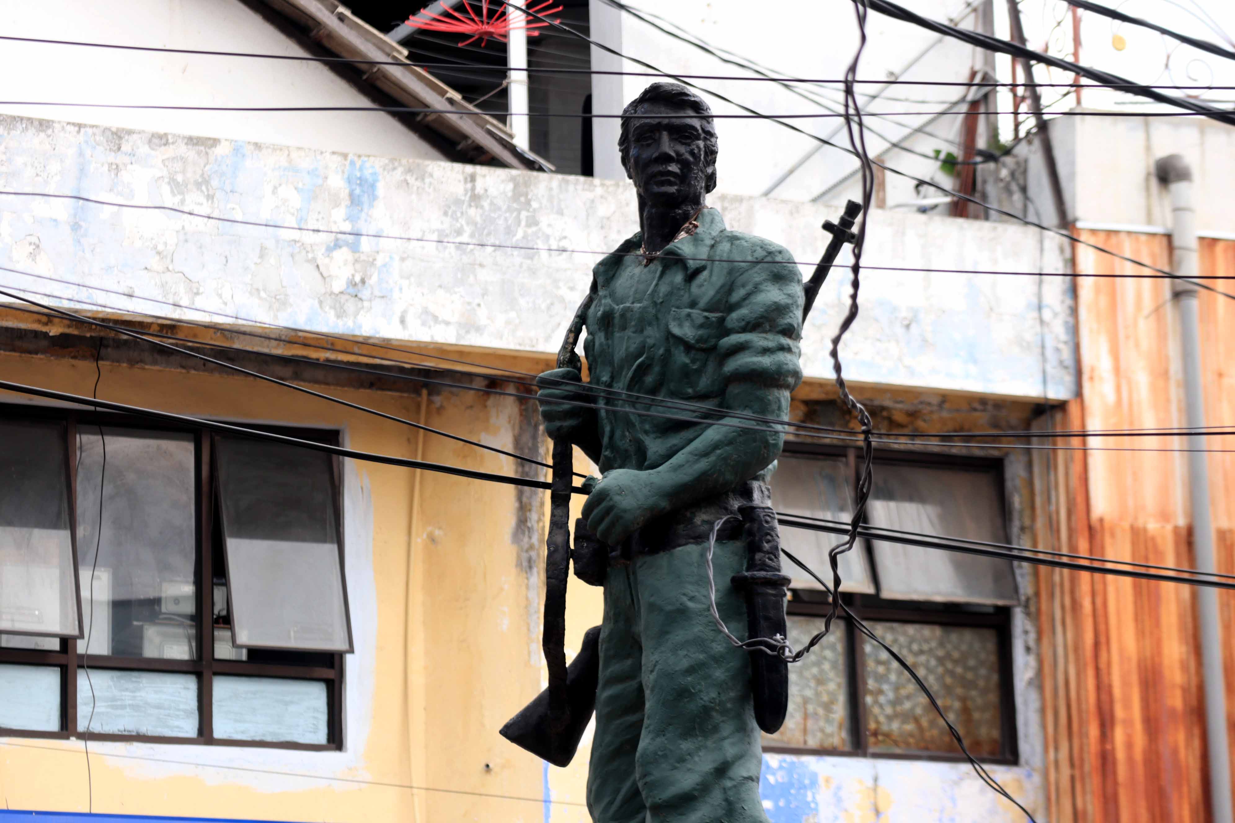 MERUSAK PEMANDANGAN:&nbsp;Kabel jaringan internet menggantung semrawut di&nbsp;pedestrian Jalan&nbsp;Gajah Mada, Ponorogo&nbsp;yang baru selesai dibangun.&nbsp;(SUGENG DWI N./JAWA POS RADAR PONOROGO)