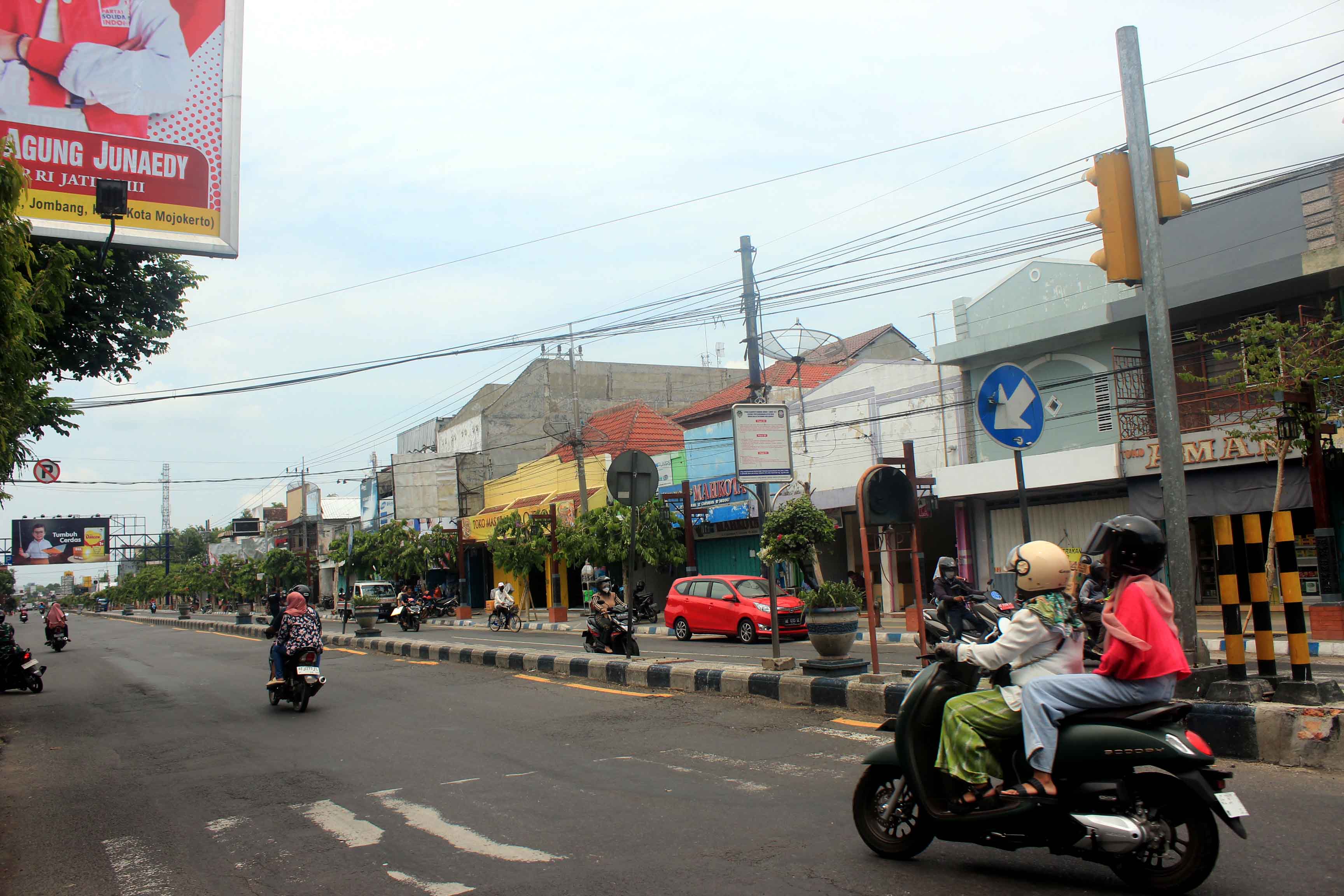 RAMAI: Suasana perkotaan Caruban, Kabupaten Madiun. (R. BAGUS RAHADI/RADAR MADIUN)