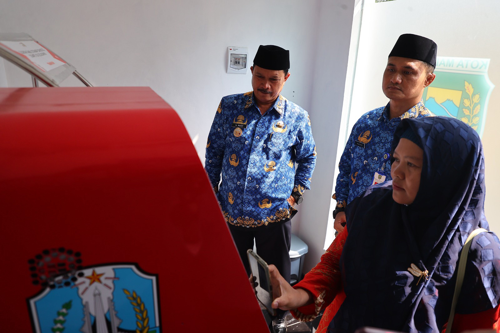 PELAYANAN PUBLIK: Wali Kota Madiun Maidi saat meresmikan rumah ADM di kantor Kecamatan Manguharjo, Rabu lalu (27/12).&nbsp;(WS HENDRO DISKOMINFO KOTA MADIUN)