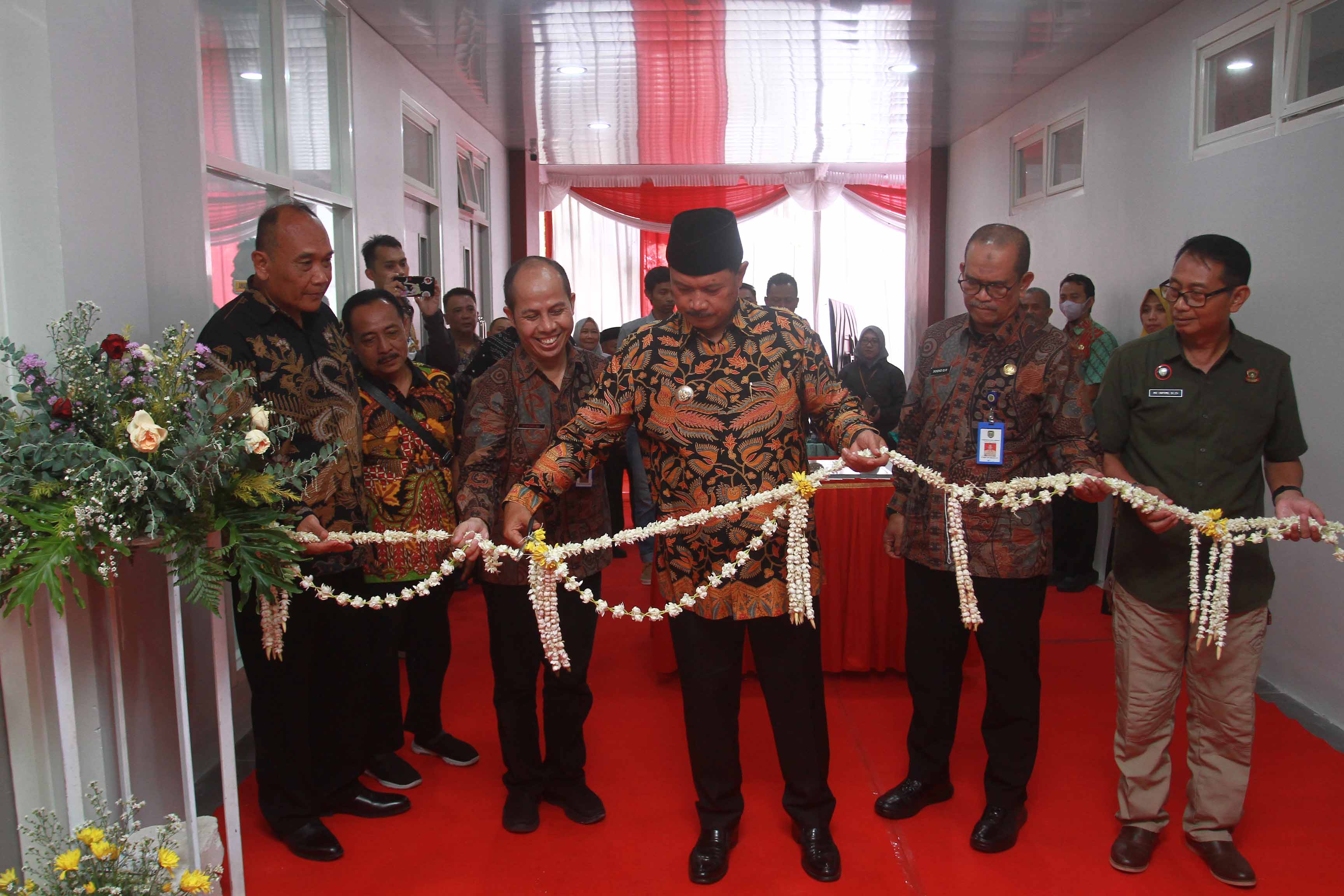 FASILITAS BARU: Wali Kota Madiun Maidi meresmikan gedung CSSD dan ruang operasi tambahan milik RSUD Kota Madiun, Kamis (28/12).&nbsp;(BAGAS BIMANTARA/RADAR MADIUN)