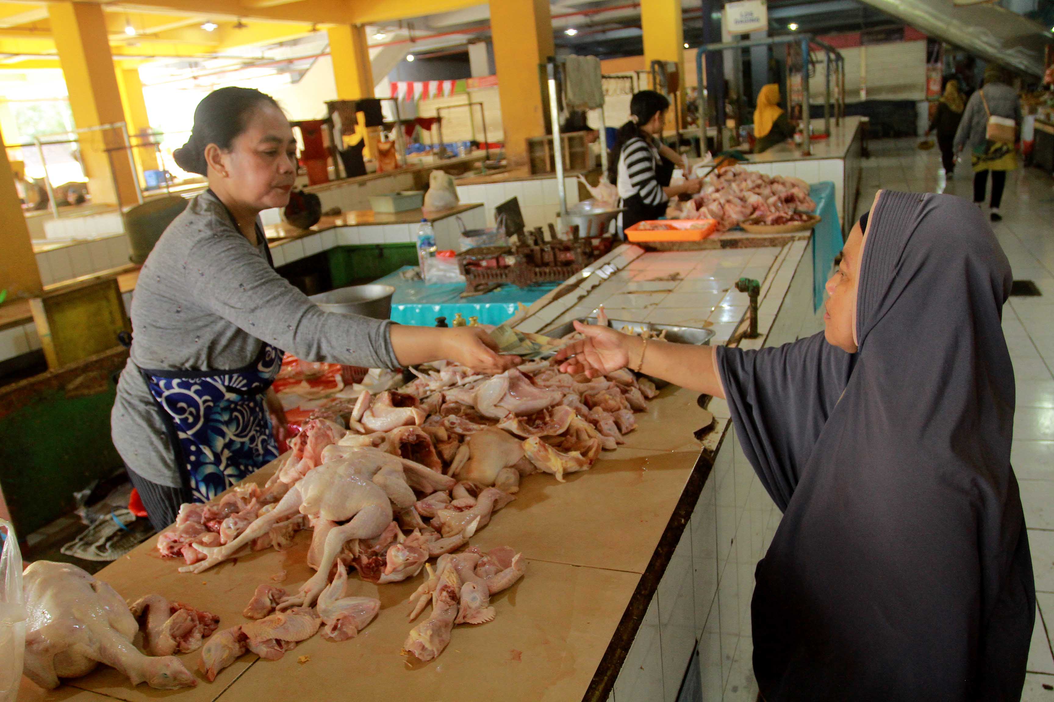 SUMBER PROTEIN: Harga daging sapi dan daging ayam di pasaran mulai merangkak naik seiring libur tahun baru. (BAGAS BIMANTARA/RADAR MADIUN)