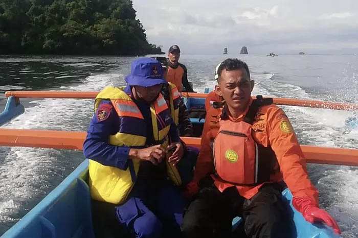 Proses evakuasi mahasiswa Institut Pertanian Bogor (IPB) yang ditemukan meninggal dunia di Teluk Semut, perairan Pulau Sempu, Kabupaten Malang (ANTARA/HO-Basarnas Surabaya.)