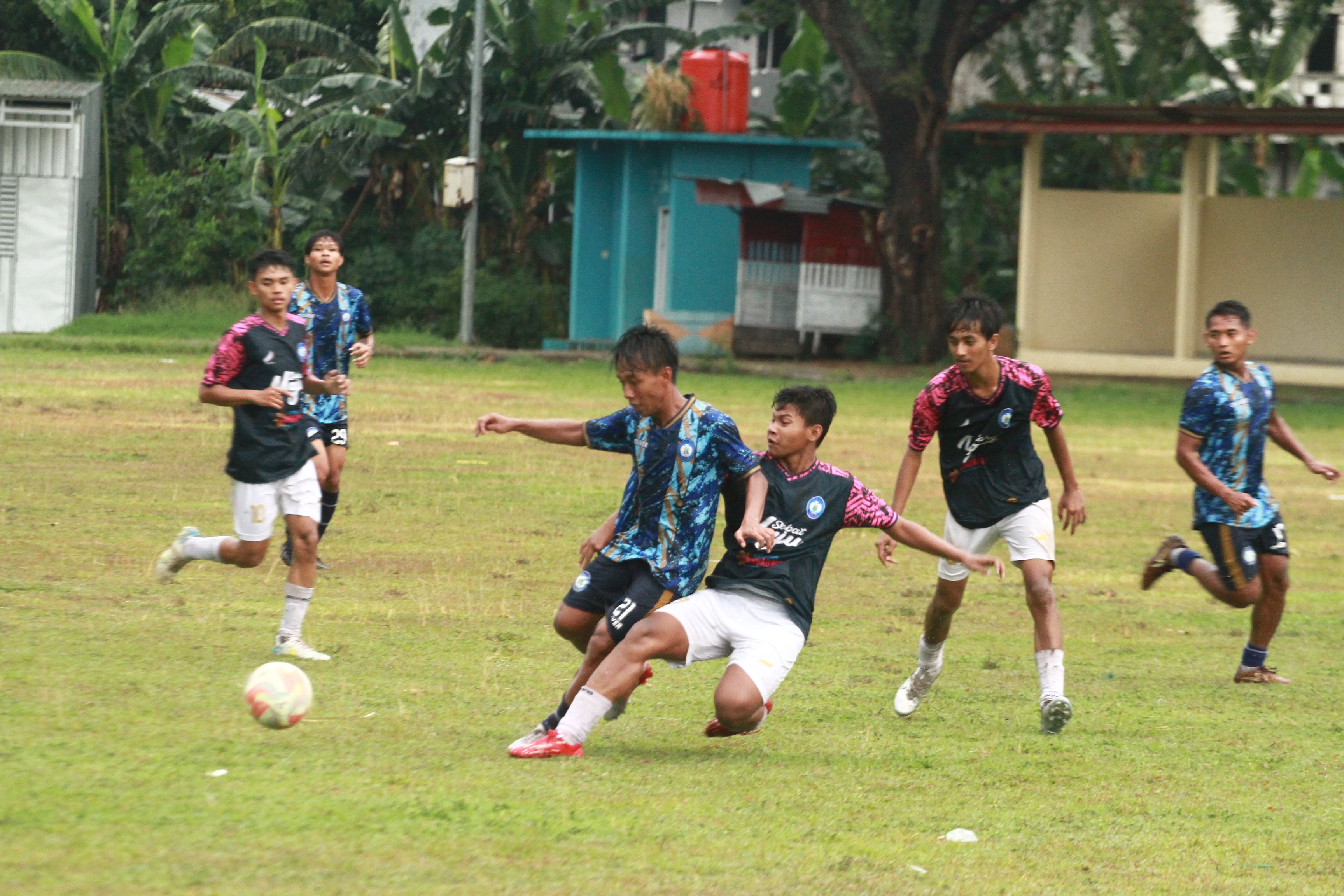 SPARING: Madiun Putra FC ketika menghadapi laga uji coba melawan juniornya, MPFC U-17 di Lapangan Ciliwung, Kamis sore (28/12).&nbsp;(BAGAS BIMANTARA/RADAR MADIUN)