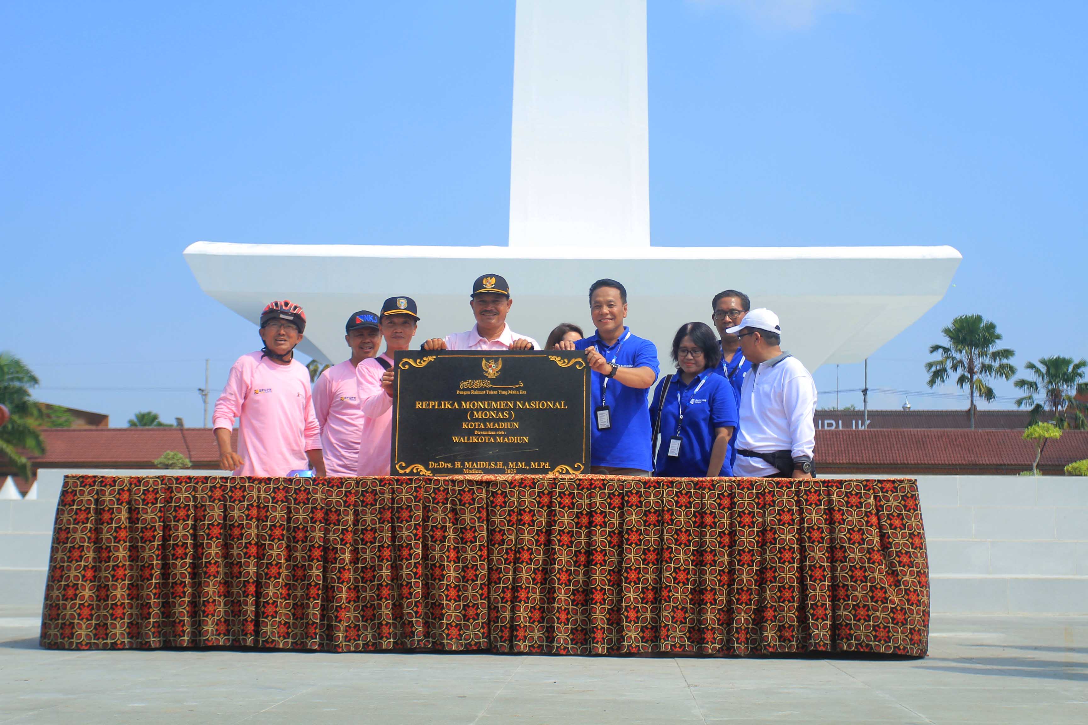 MADIUN KOTA MEMBANGUN: Wali Kota Maidi meresmikan belasan proyek fisik di Kota Madiun kemarin (29/12). (BAGAS BIMANTARA/RADAR MADIUN)