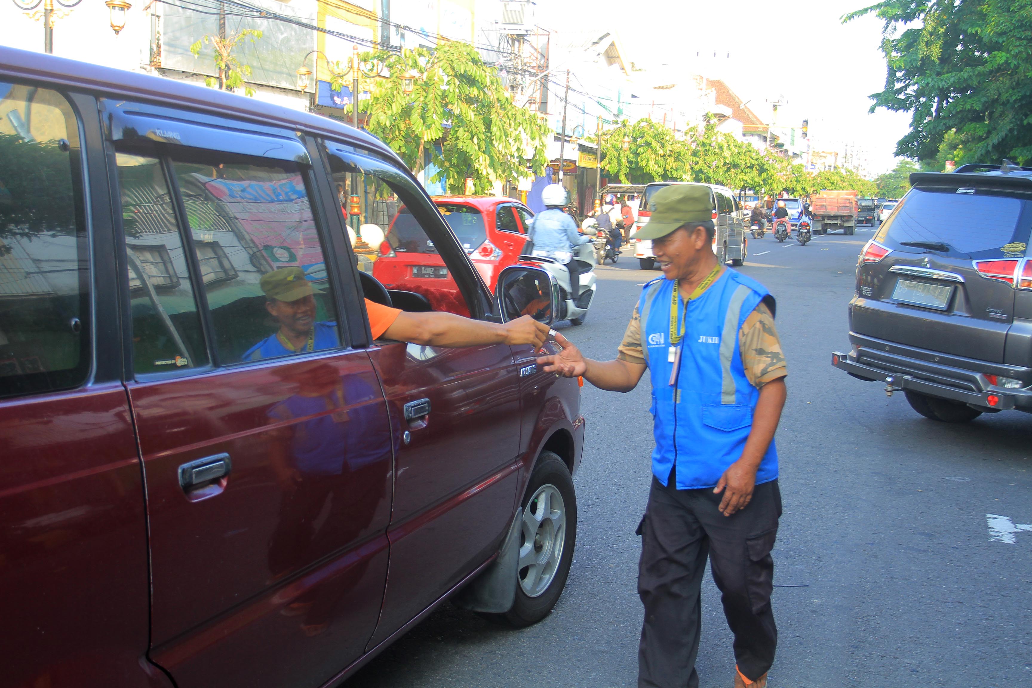 NAIK: Pemkot Madiun menerapkan penyesuaian tarif parkir di tepi jalan umum mulai 1 Januari 2024. (BAGAS BIMANTARA/RADAR MADIUN)