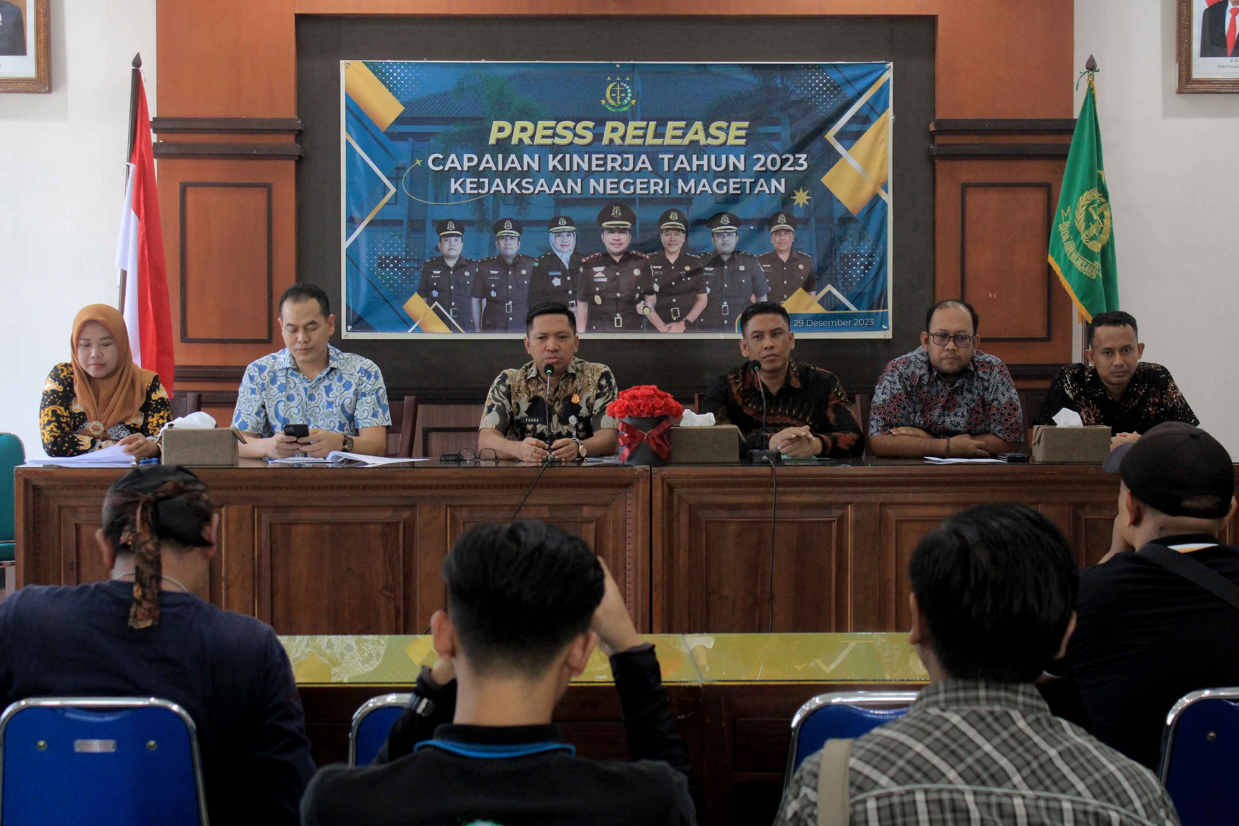 PAPARKAN KINERJA: Kajari Magetan menyampaikan hasil kinerjanya selama&nbsp; tahun 2023 di Kantor Kejari Magetan, Jumat (29/12) kemarin.&nbsp;(AJI PUTRA/RADAR MAGETAN)