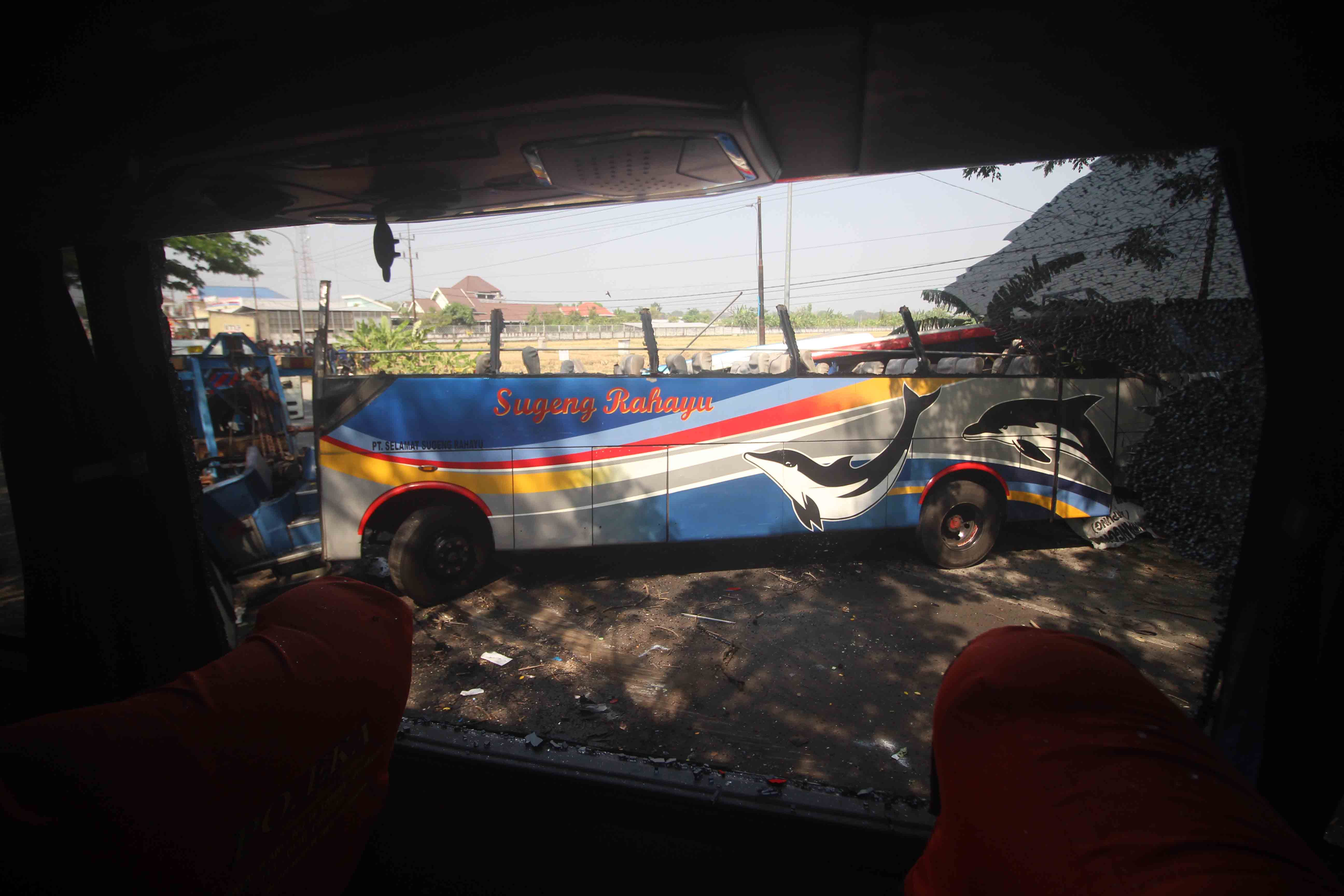 TABRAKAN MAUT: Empat orang tewas dalam laka lantas maut antara bus Sugeng Rahayu dengan Eka, Agustus lalu.&nbsp;(BAGUS RAHADI/DOK. JAWA POS RADAR NGAWI)