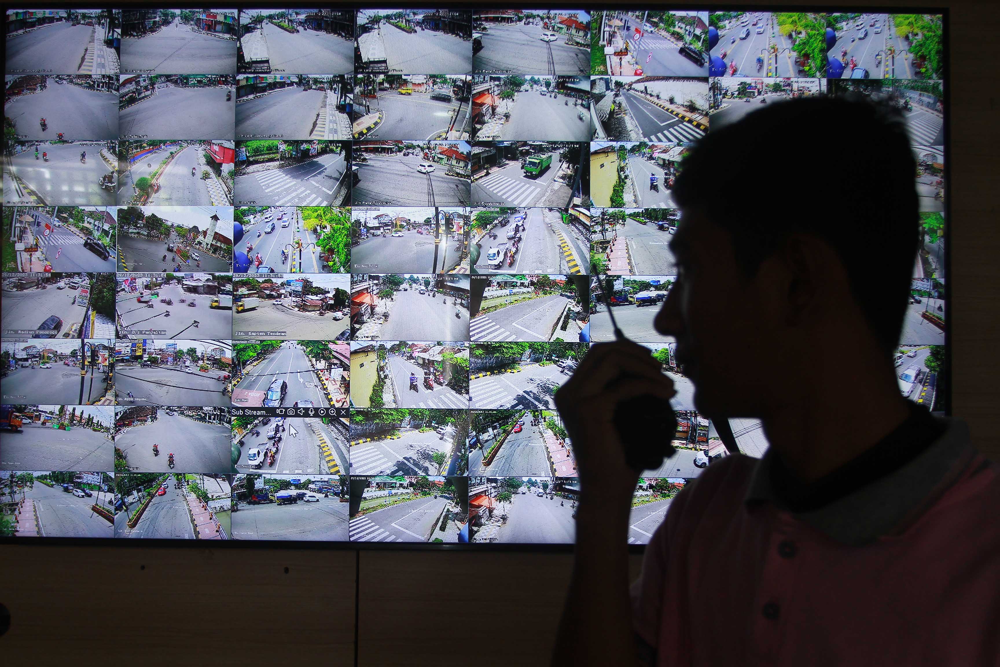 MENYELURUH: Arus lalu lintas di Kota Madiun akan dipantau langsung melalui Traffic Management Centre (TMC) dari kantor dishub.&nbsp;(BAGAS BIMANTARA/RADAR MADIUN)