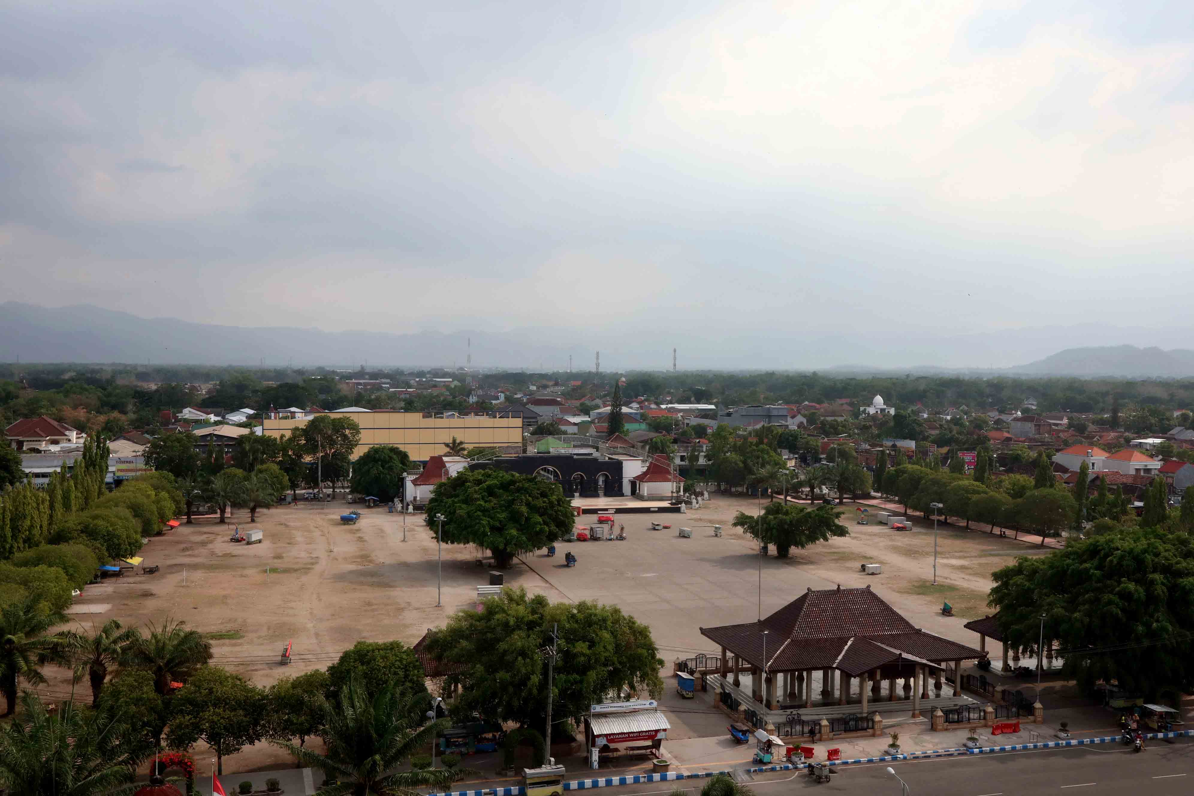 PUSAT KERAMAIAN: Kawasan Alun-alun diprediksi masih menjadi primadona warga menghabiskan malam pergantian tahun dengan adanya car free nigh.&nbsp;(SUGENG DWI N./JAWA POS RADAR PONOROGO)