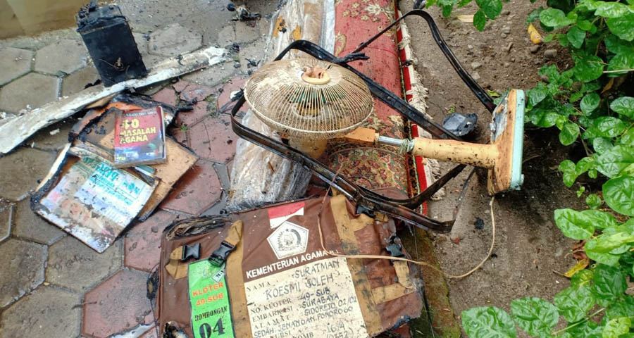 NYARIS JADI ABU: Sejumlah barang yang berhasil diselamatkan dari kebakaran rumah Mochtar Hakim, Jumat (29/12)&nbsp;kemarin. (SATPOL PP DAN DAMKAR UNTUK JAWA POS RADAR PONOROGO)