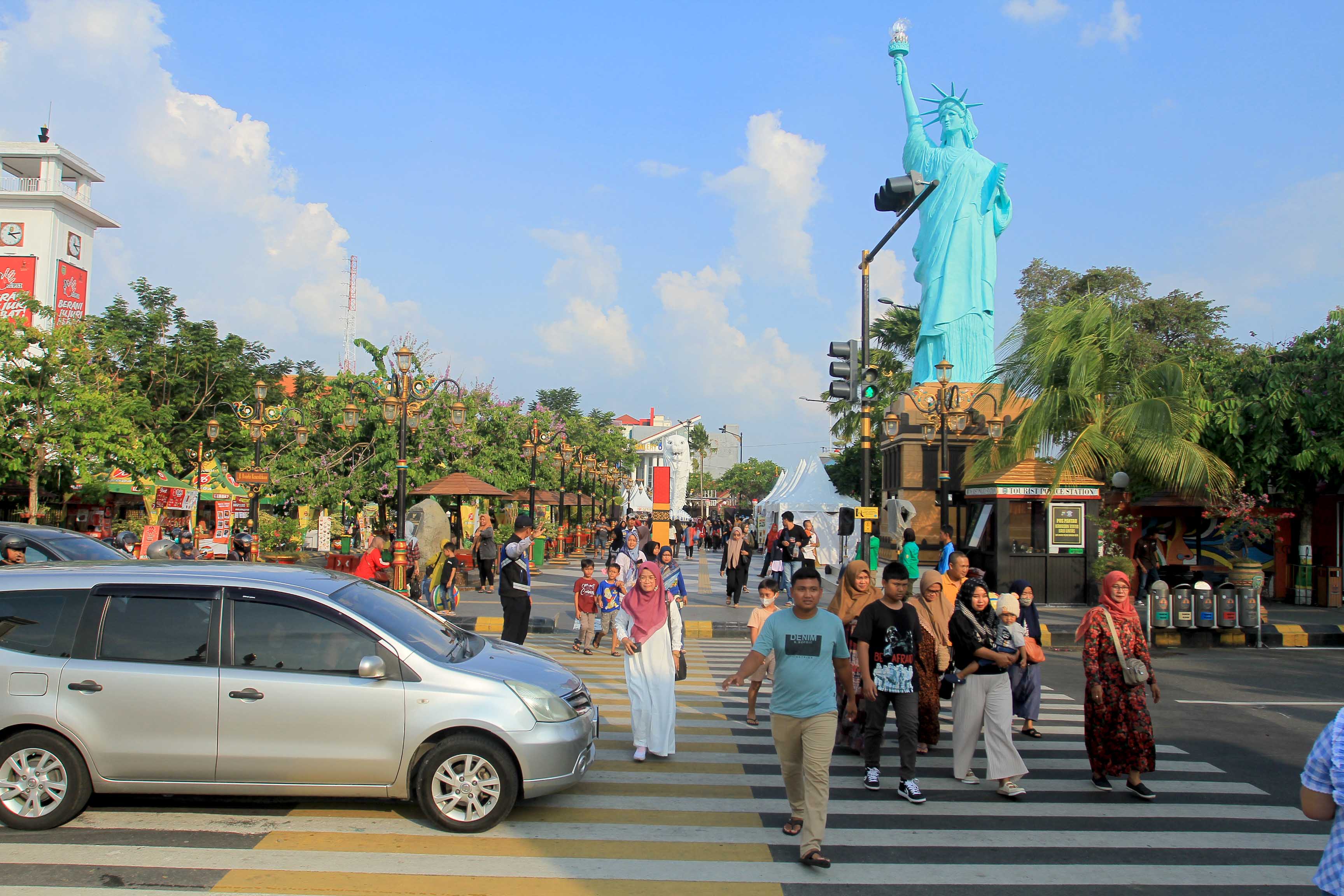 SIMBOL PERDAMAIAN: Replika Patung Liberty menambah elok Pahlawan Street Center (PSC) Kota Madiun. (BAGAS BIMANTARA/RADAR MADIUN)
