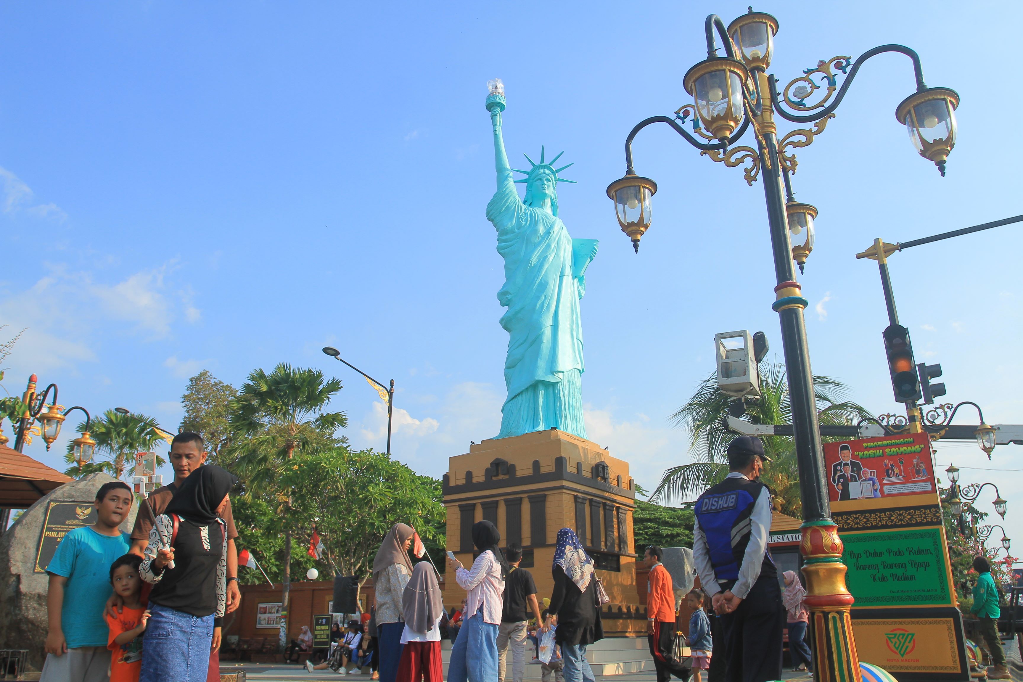 CANTIK DAN GAGAH: Replika Patung Liberty di Pahlawan Street Center atau PSC, Kota Madiun. (BAGAS BIMANTARA/RADAR MADIUN)
