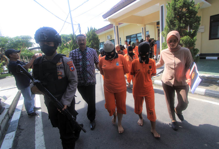 DIGELANDANG: ID, tersangka kasus pembakaran rumah, digelandang bersama para tersangka kasus pidana lain di Mapolres Magetan, Jumat (29/12) kemarin. (AJI PUTRA/RADAR MAGETAN)
