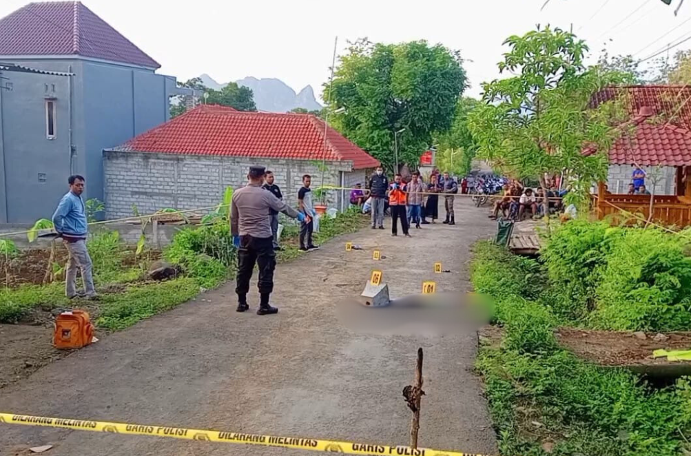 OLAH TKP: Polisi menggelar olah TKP di lokasi pembunuhan Ahmad Suyoto di Pulung, Ponorogo. Umpak yang digunakan membunuh korban masih di lokasi. (SUGENG DWI/RADAR MADIUN)