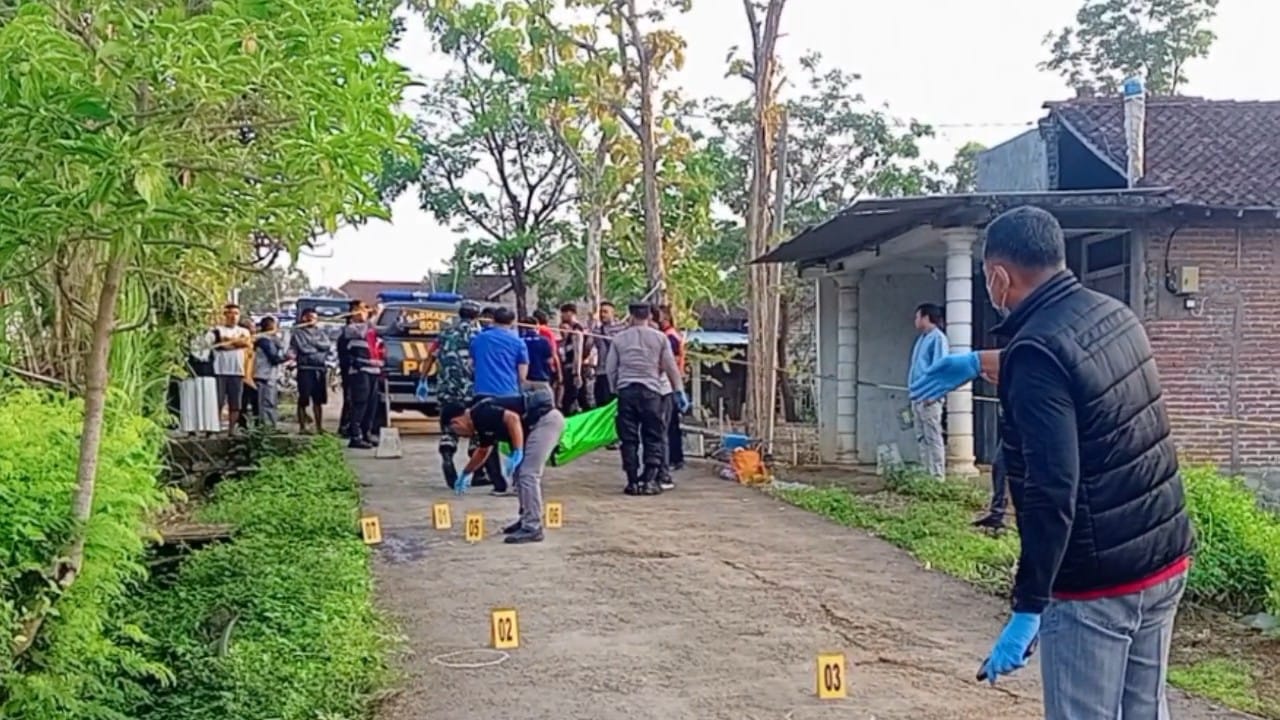 NAHAS: Polisi mengevakuasi jasad korban Suyoto di Pulung, Ponorogo, Senin (1/1) pagi. (SUGENG DWI/RADAR MADIUN)