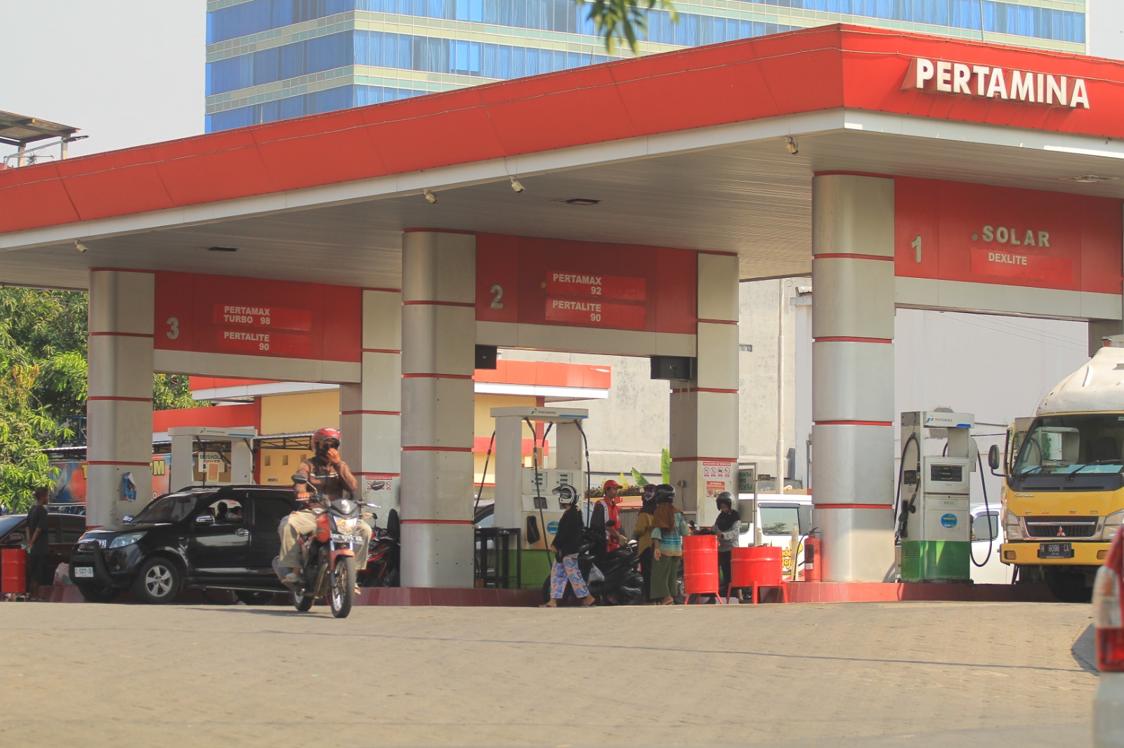 FOTO: Harga BBM non-subsidi di wilayah Pertamina Patra Niaga Jatimbalinus turun mulai kemarin (1/1).&nbsp;(BAGAS BIMANTARA/RADAR MADIUN)&nbsp;