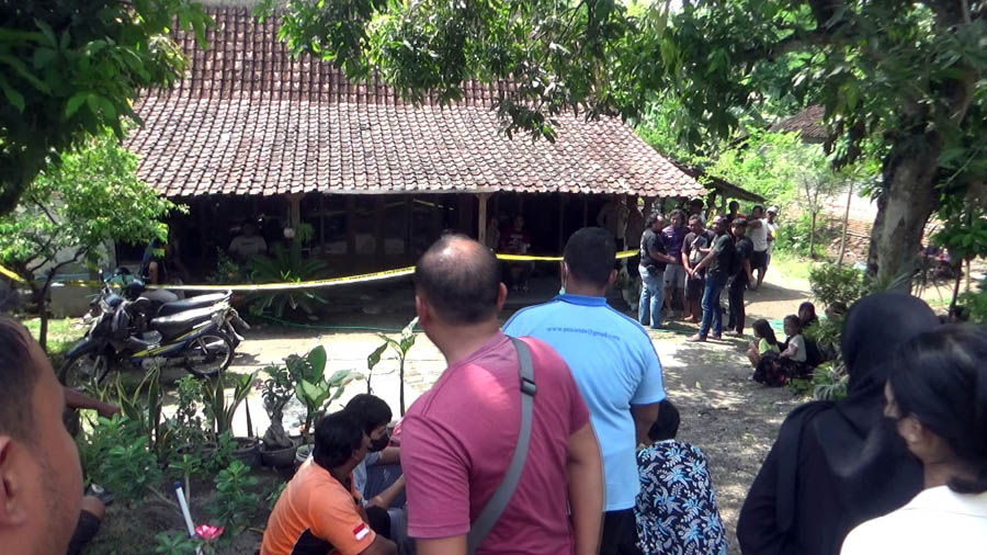 NAHAS: Pasangan ibu dan anak warga Desa Guyung, Gerih, ditemukan meninggal di dalam kamar kemarin (1/1). (ASEP SYAEFUL BACHRI/JAWA POS RADAR NGAWI)