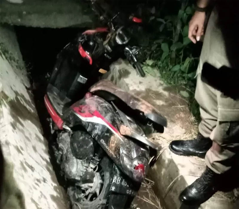 Terperosok masuk saluran air: motor yang digunakan para terduga pelaku klitih di Bantul keblasuk usai dikejar-kejar warga. (istimewa)