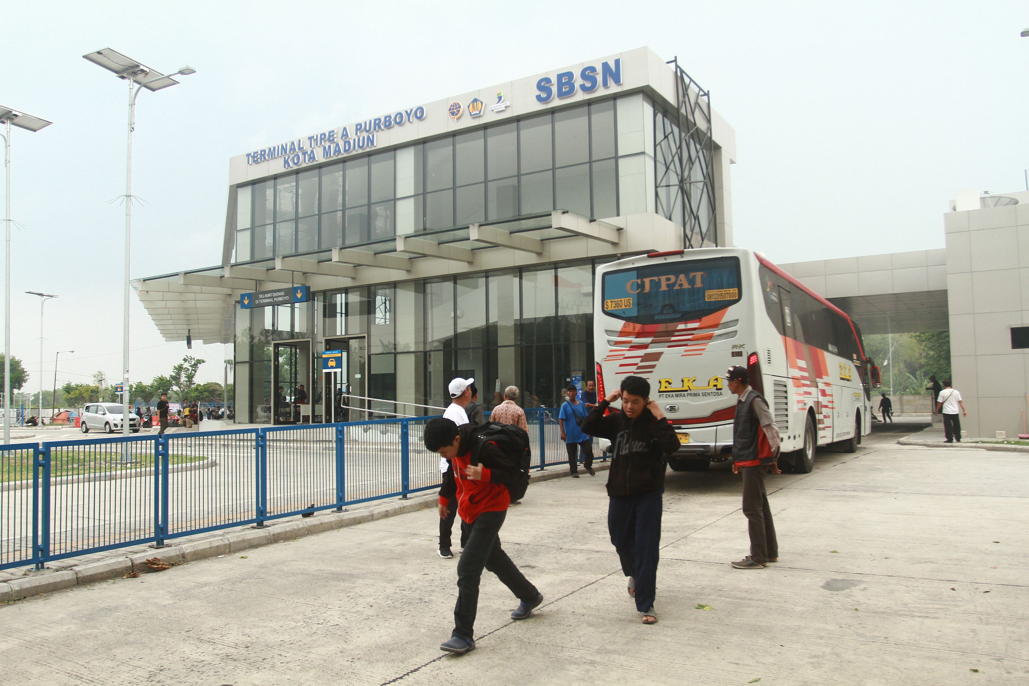 PADAT: Ribuan warga Kota Madiun mulai kembali ke tanah rantau dengan menggunakan bus setelah menghabiskan libur Nataru kemarin (1/1). (BAGAS BIMANTARA/RADAR MADIUN)