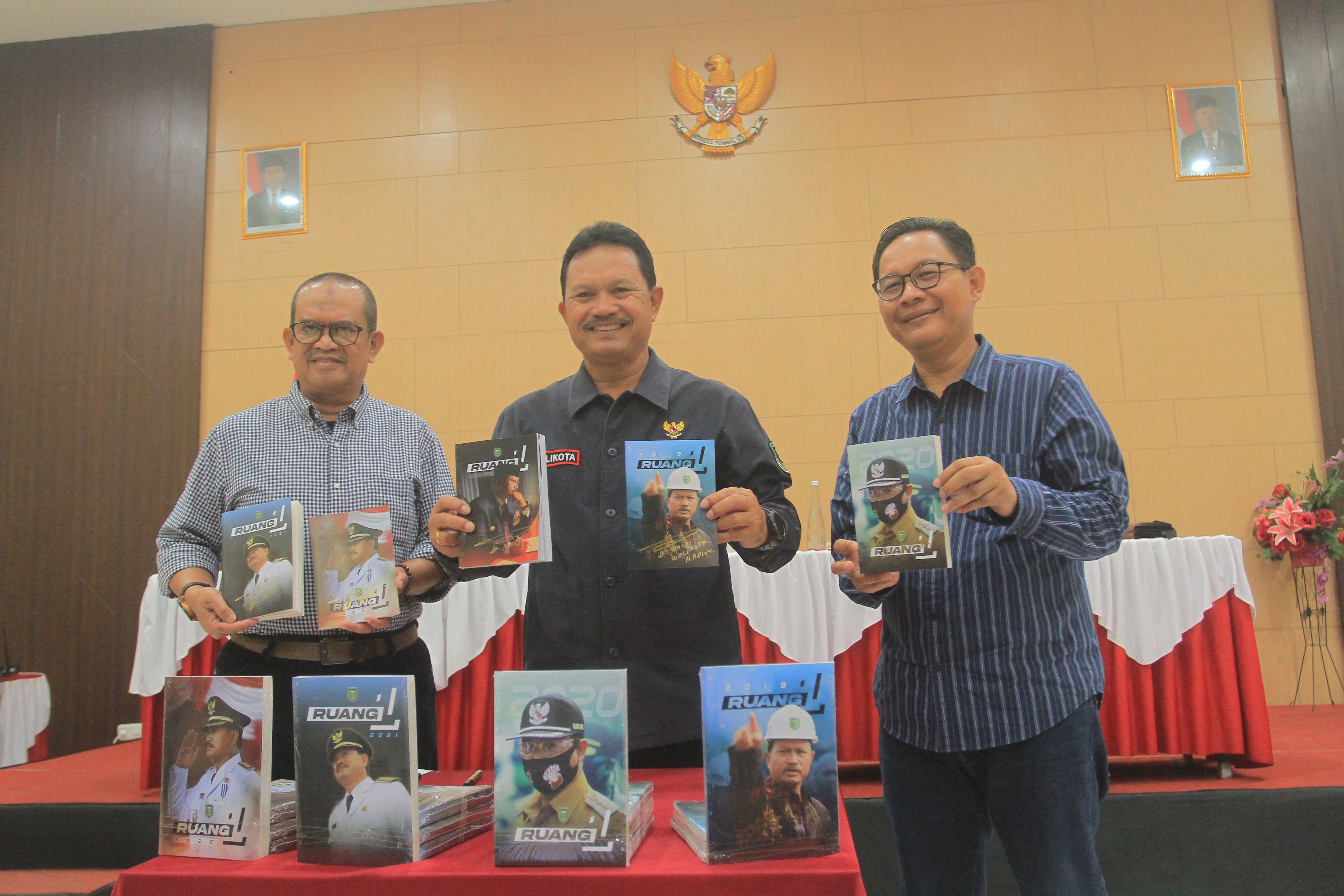 KARYA: Wali Kota Madiun Maidi saat merilis buku Ruang 1 di salah satu rumah makan di Jalan H Agus Salim pada Sabtu (30/12/2023).&nbsp;(BAGAS BIMANTARA/RADAR MADIUN)