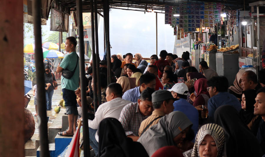 DESTINASI UNGGULAN: Wisatawan menghabiskan liburan nataru dengan menikmati sajian kuliner di kawasan Telaga Ngebel. (SUGENG DWI N./JAWA POS RADAR PONOROGO)