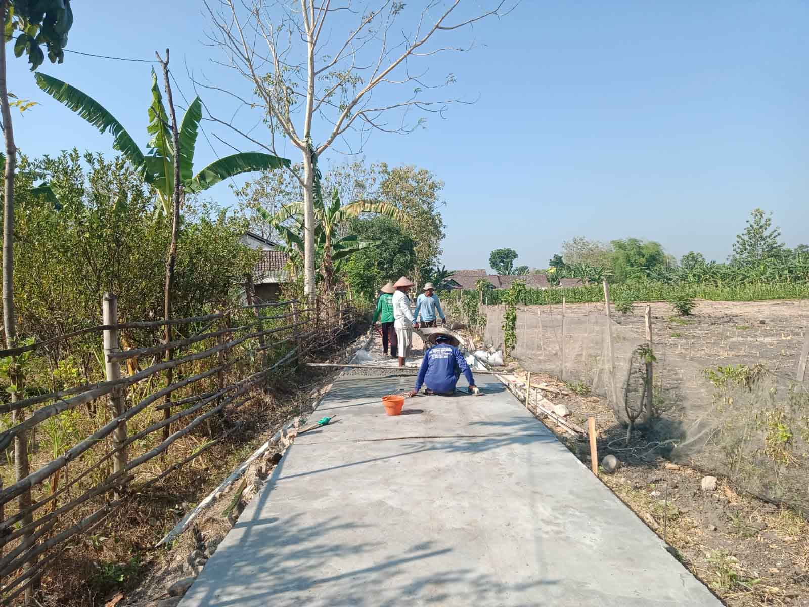 RAMPUNG: Pembangunan rabat beton jalan di Desa Dawuhan dikerjakan secara swakelola oleh masyarakat setempat. (PEMDES DAWUHAN)