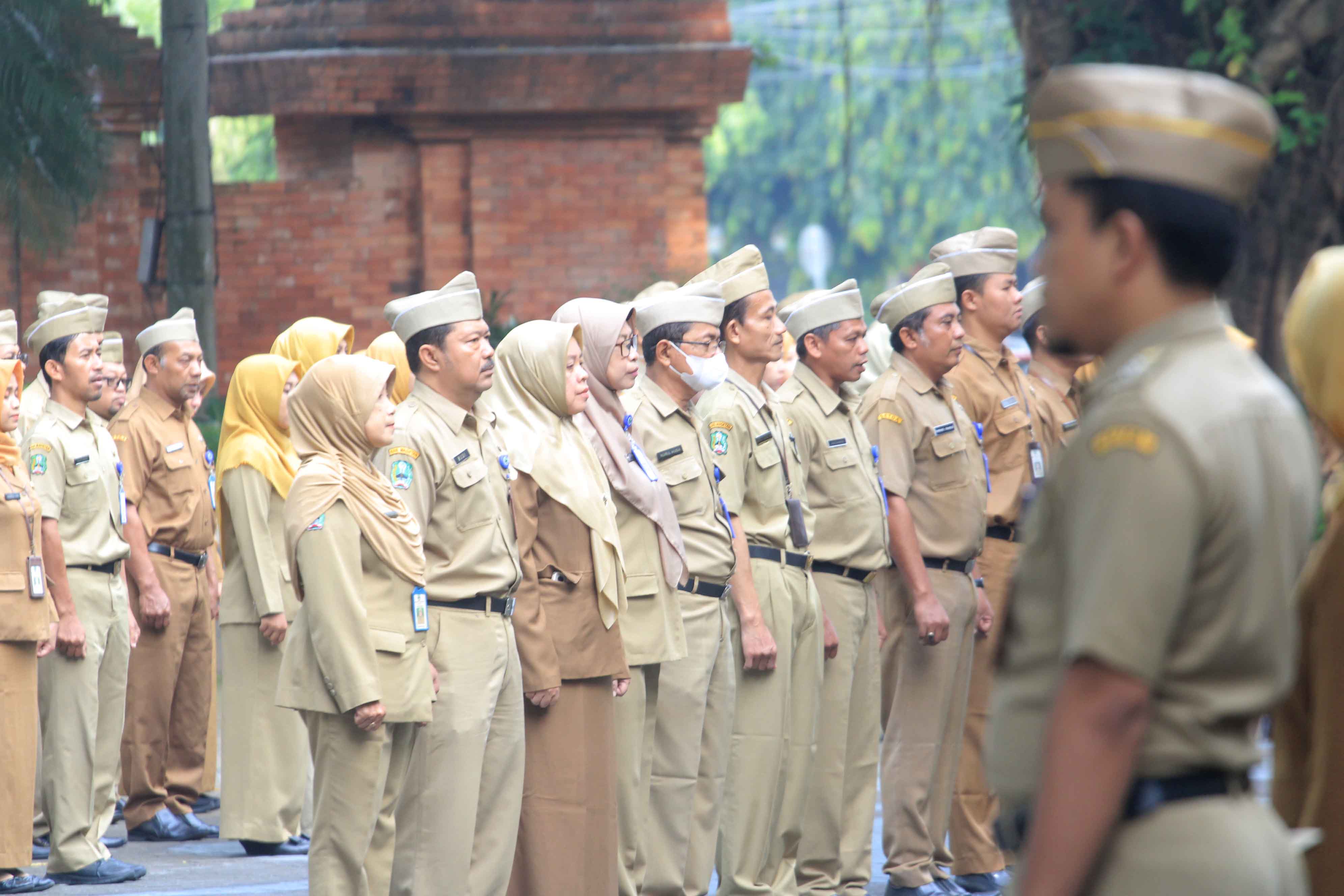 ABDI NEGARA: Ratusan ASN mengikuti apel di halaman kantor Bupati Magetan usai libur Tahun Baru 2024, kemarin (2/1).&nbsp;(AJI PUTRA/RADAR MAGETAN)