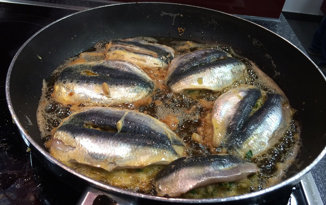 Ilustrasi menggoreng ikan. (Pixabay)