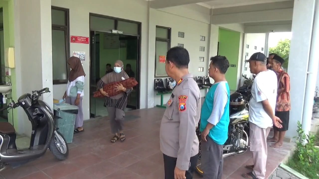 PEMERIKSAAN: Perawat RSUD dr Soeroto membawa jasad anak yang ditemukan tewas dipeluk sang ibu, di Ngawi, Senin (2/1). (ASEP SYAEFUL/RADAR NGAWI)