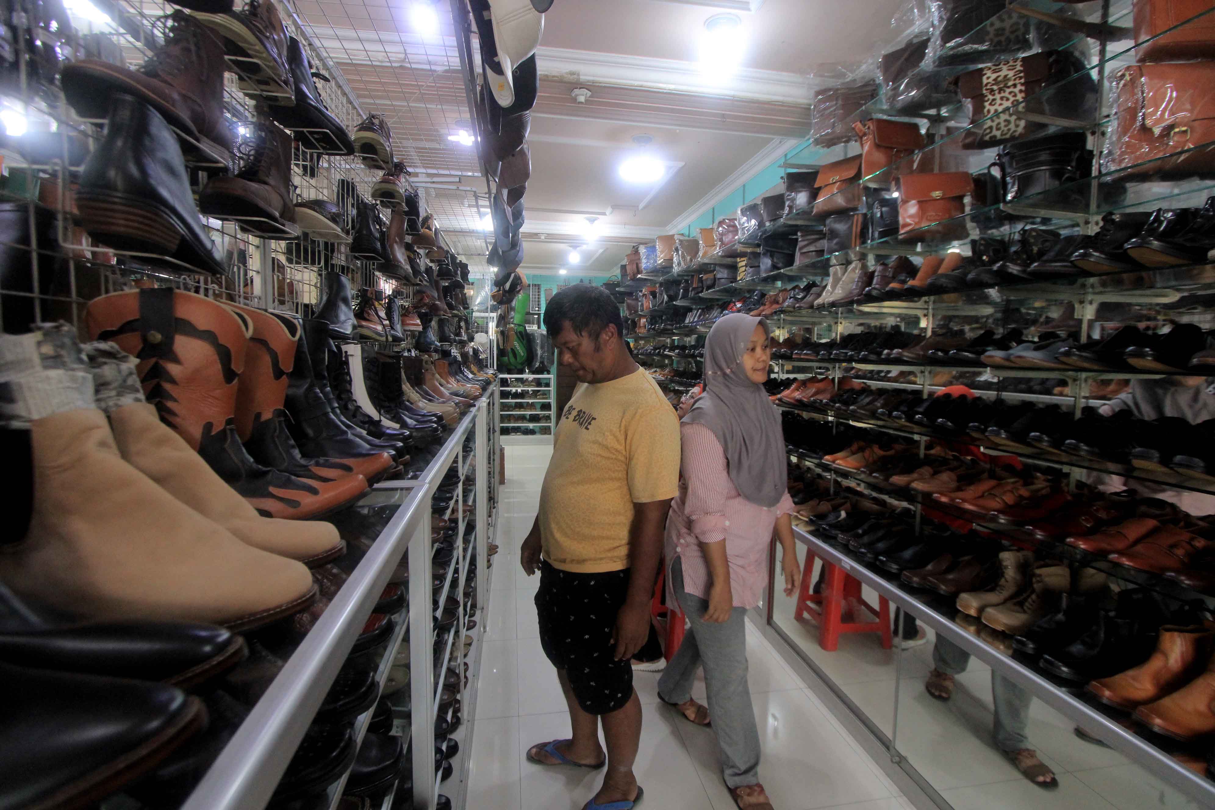 LARIS: Kerajinan sandal kulit banyak dicari wisatawan saat libur Nataru ke Magetan. Sentra kerajinan kulit ini berada di Jalan Sawo, Kelurahan Selosari.&nbsp;(AJI PUTRA/RADAR MAGETAN)