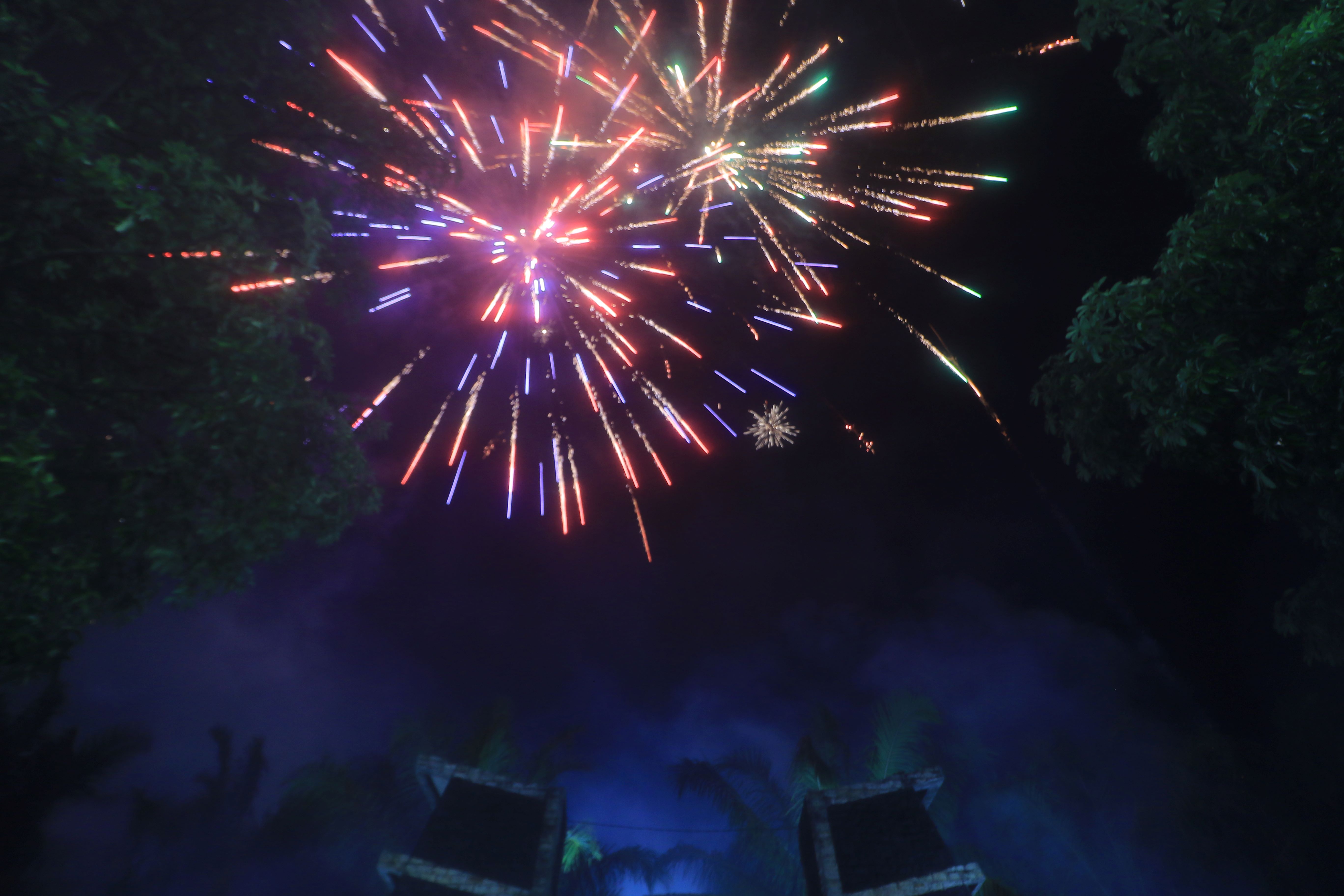 Ilustrasi kembang api perayaan tahun baru (R. BAGUS RAHADI/RADAR MADIUN)