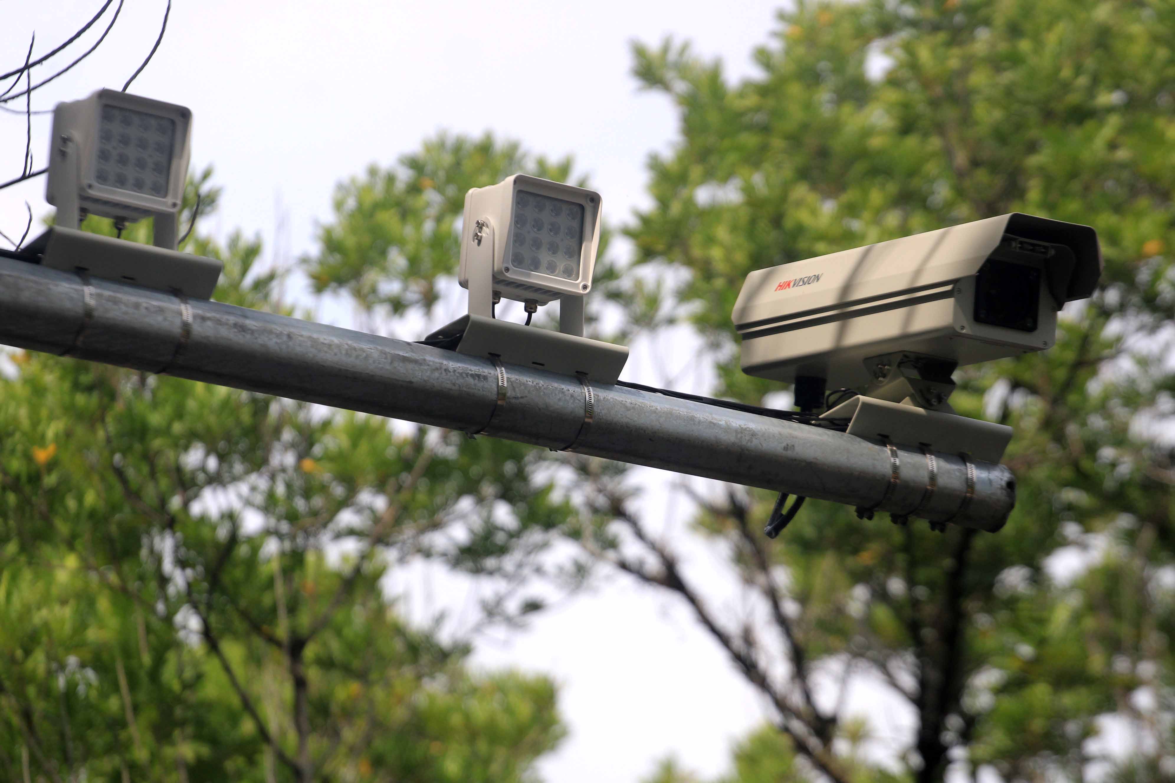 CANGGIH: Satlantas Polres Magetan memasang kamera ETLE di pertigaan Yosonegoro untuk mendeteksi pelanggar lalu lintas.&nbsp;(AJI PUTRA/JAWA POS RADAR MAGETAN)