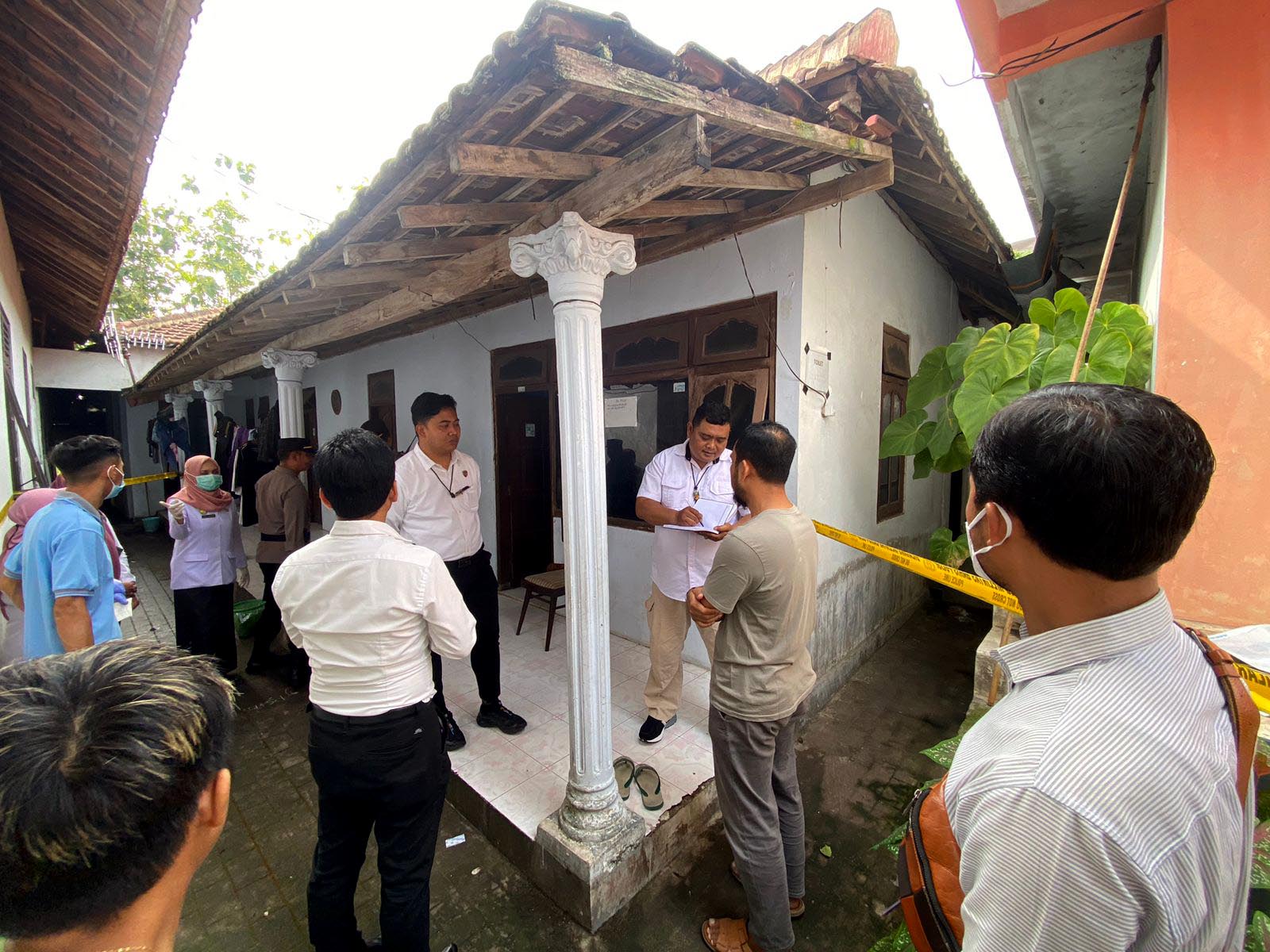 LOKASI: Petugas Satreskrim Polres Magetan menggelar olah TKP di kamar kos&nbsp;penemuan jasad, di Desa Ringinagung, Kecamatan Magetan, Rabu (3/1).&nbsp;(POLRES MAGETAN)