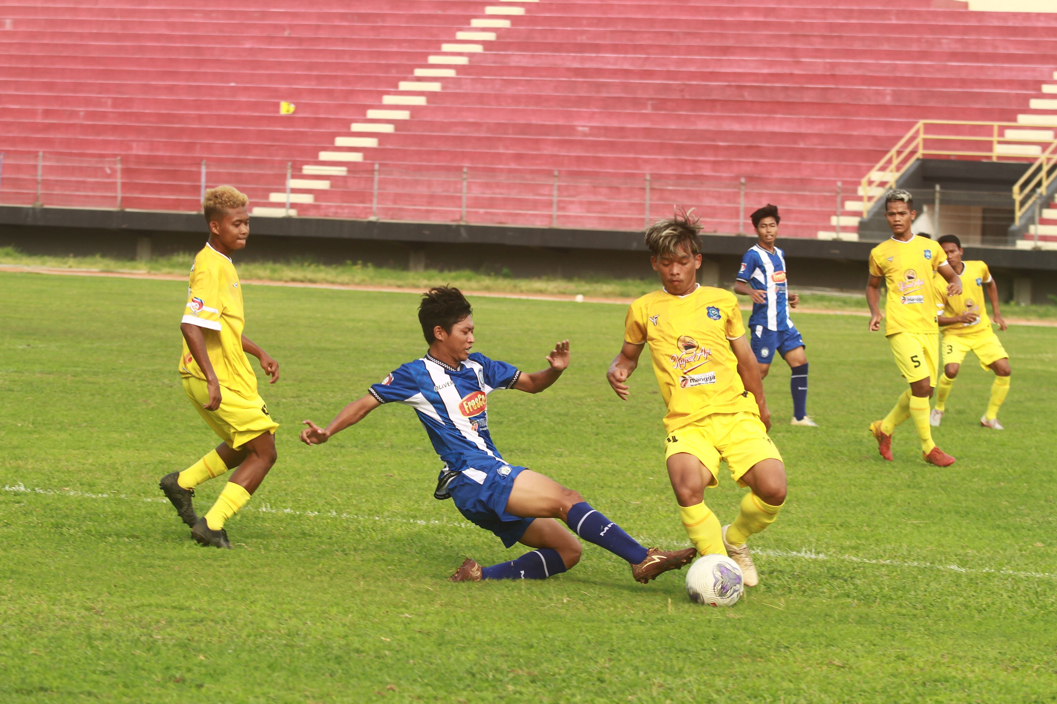 KALAH: MPFC takluk dari Persemag Magetan dalam uji coba menjelang babak 28 besar Liga 3 Jatim di Stadion Wilis, Selasa (2/1).&nbsp;(BAGAS BIMANTARA/RADAR MADIUN)