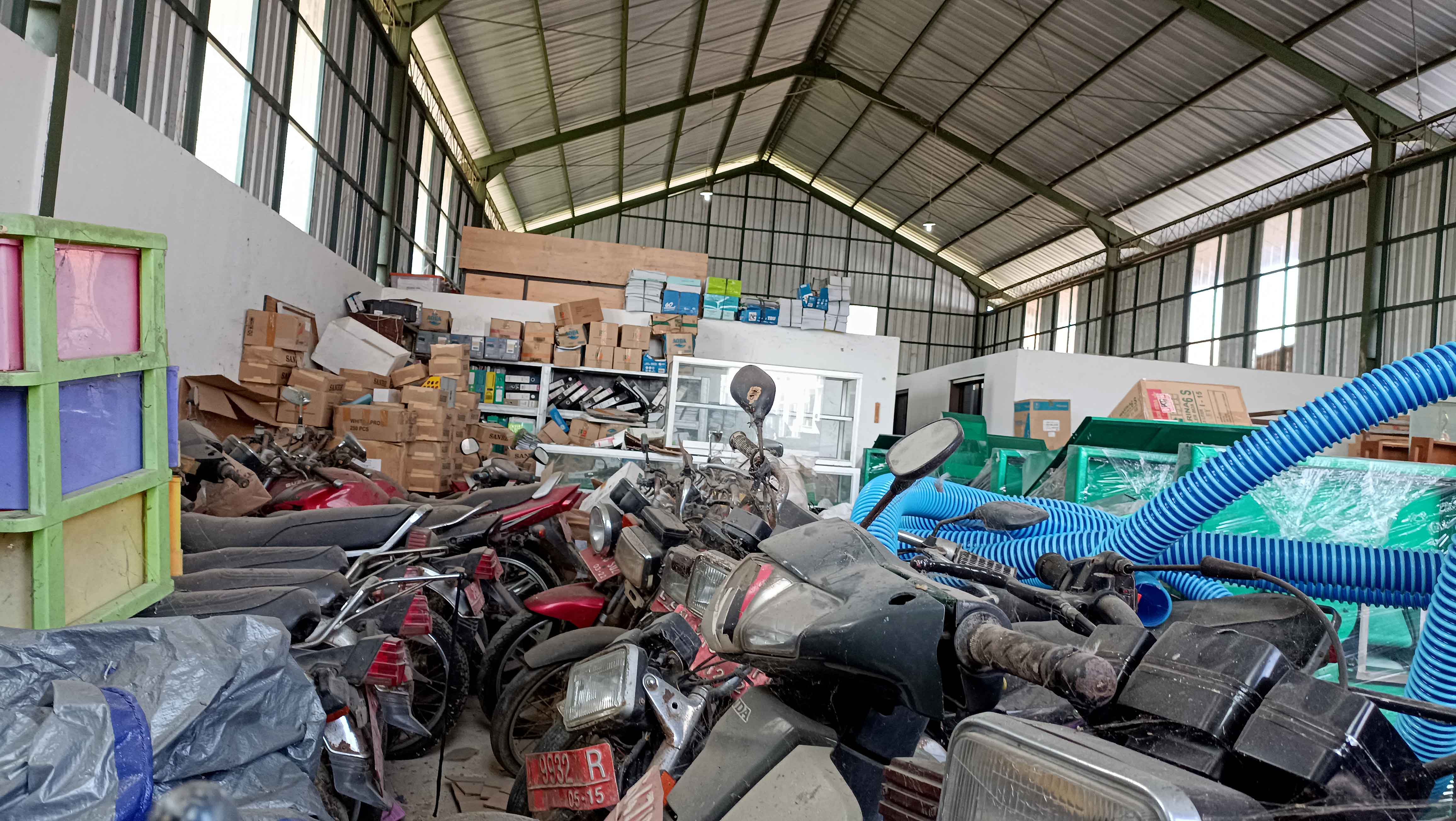 MANGKRAK: Belasan kendaraan dinas bakal dilego Pemkab Pacitan. NUR CAHYONO/RADAR PACITAN