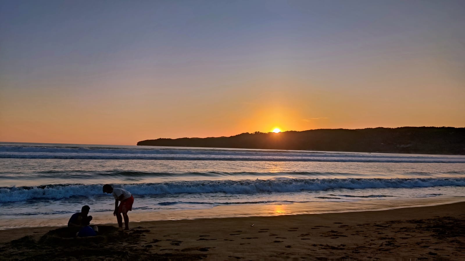CUMA-CUMA: Pancer Door, merupakan salah satu objek wisata pantai di kawasan perkotaan Pacitan yang cukup favorit di kalangan pelancong. (NUR CAHYONO/RADAR PACITAN)