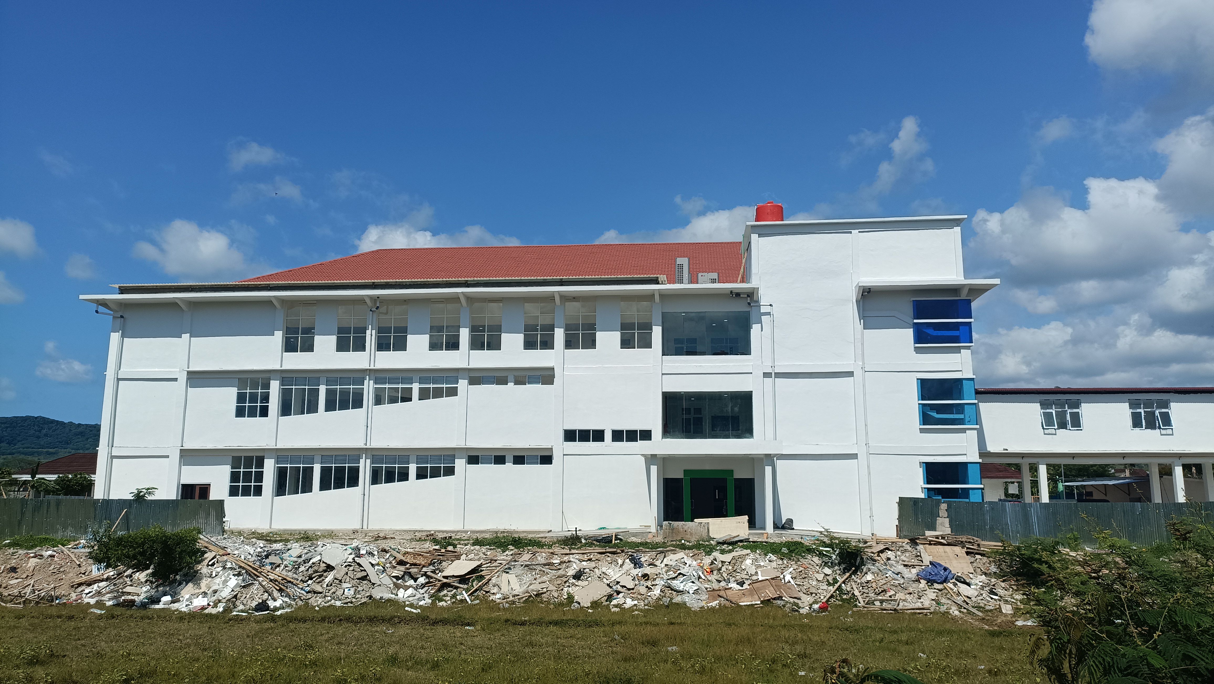 ALHAMDULILLAH: Proyek pembangunan dua gedung rawat inap baru RSUD dr Darsono Pacitan akhirnya rampung akhir 2023 lalu. (NUR CAHYONO/RADAR PACITAN)