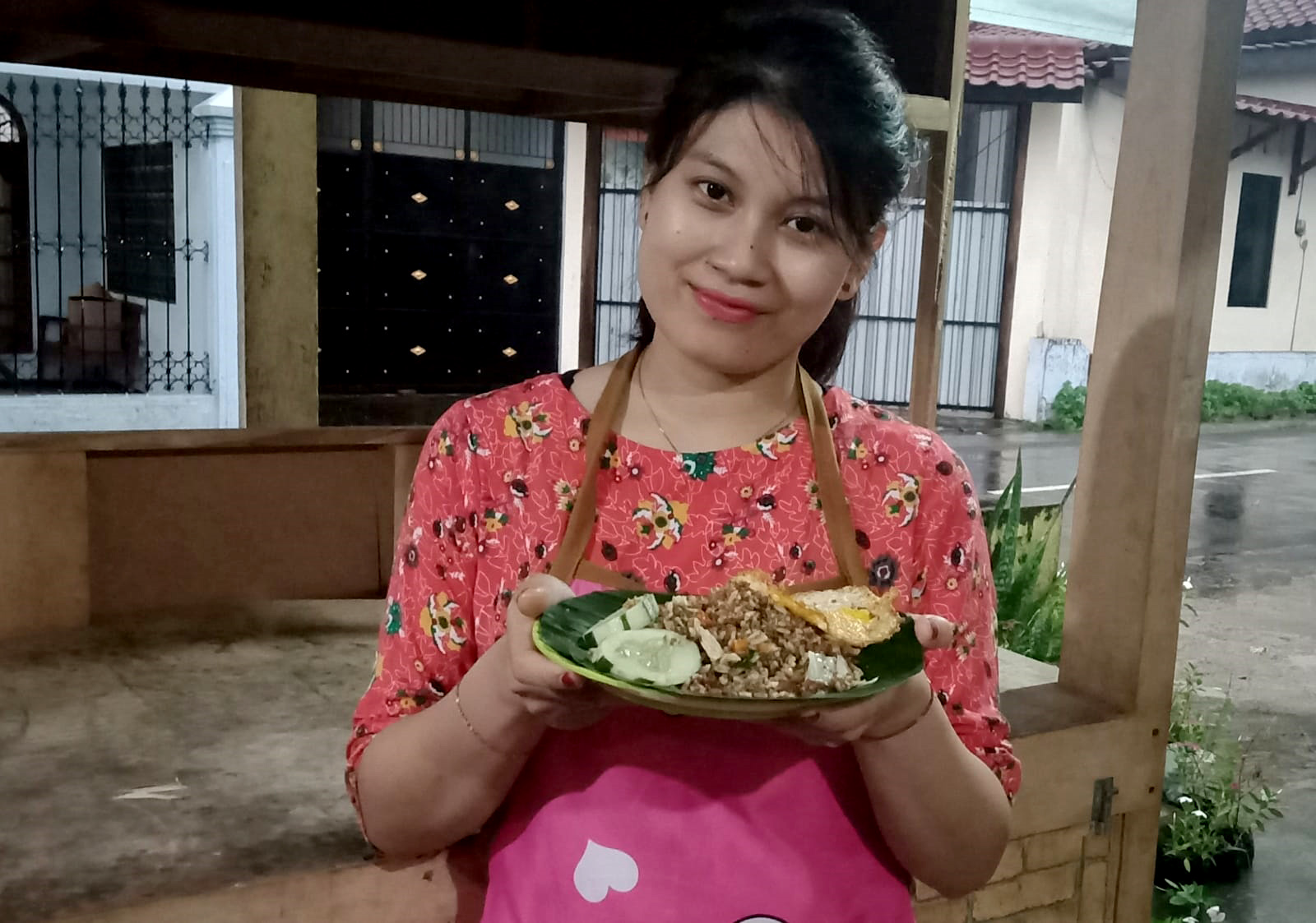 LOKAL: Reni Apriliana menunjukan nasi goreng tiwul buatannya. (DOKUMEN RENI APRILIANA)
