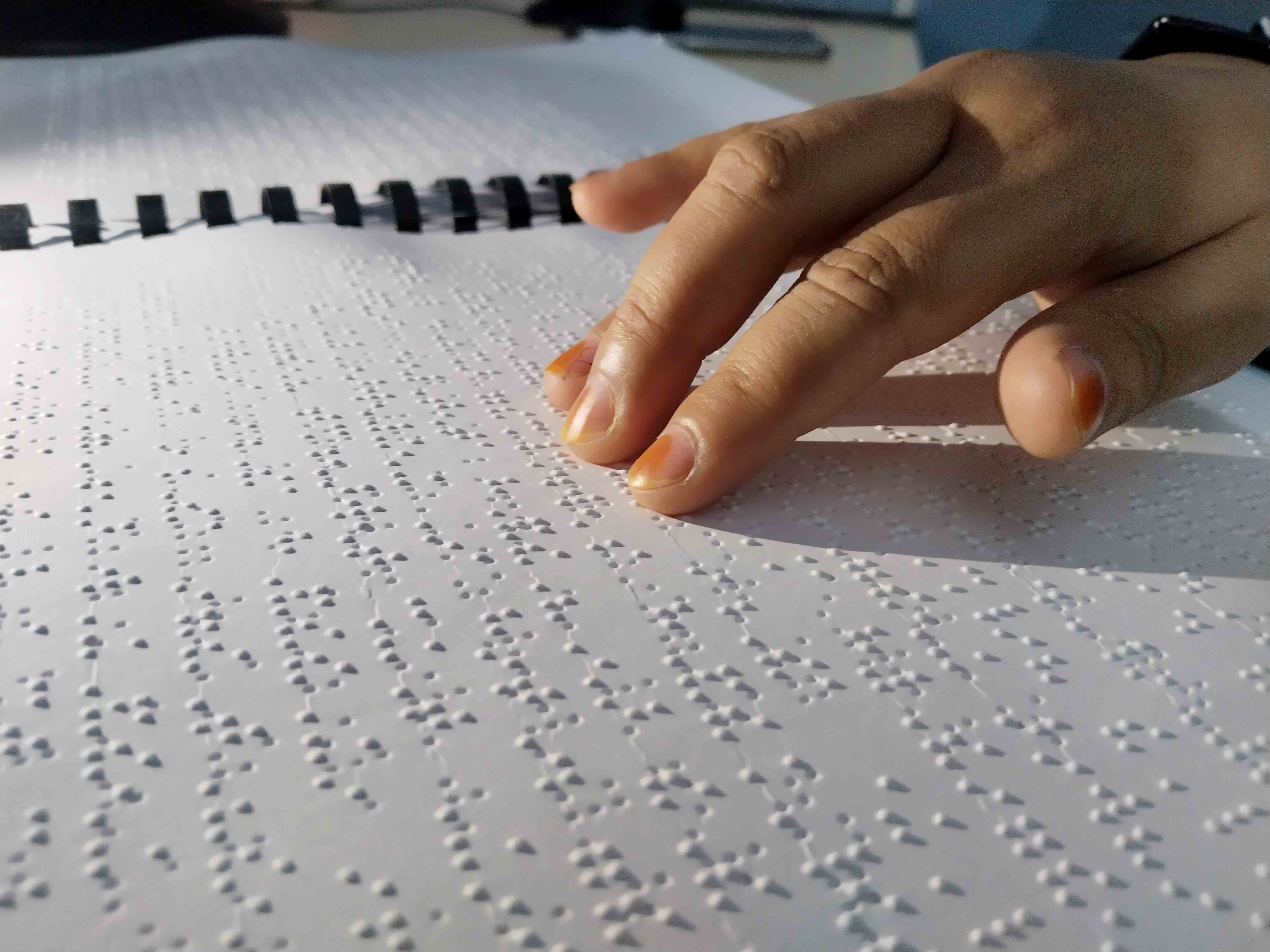 HARI BRAILLE SEDUNIA: Wujud buku braille di perpustakaan Kota Madiun. Manfaat fasilitas disabilitas dinilai belum maksimal.&nbsp;(BAGAS BIMANTARA/RADAR MADIUN)