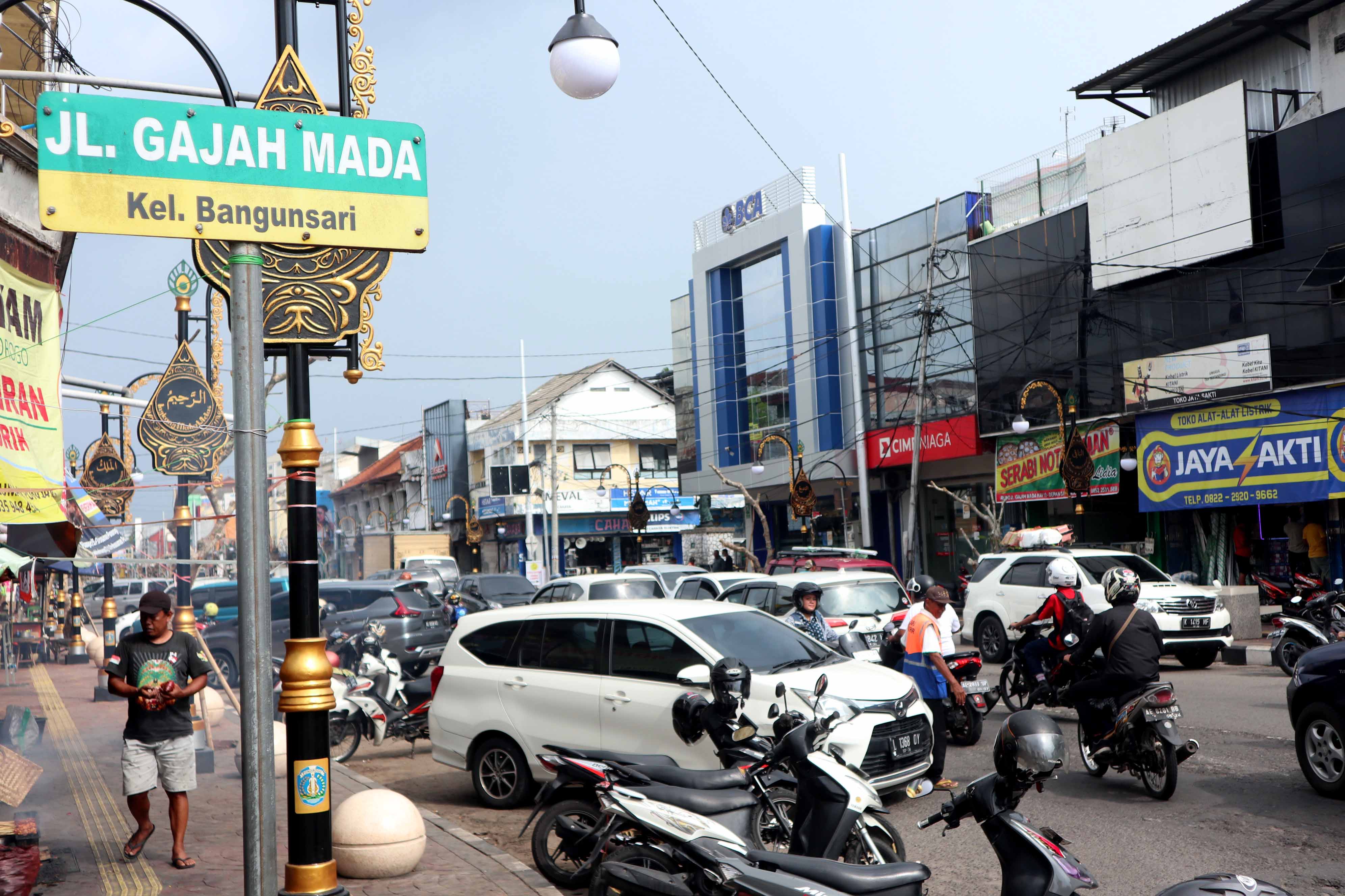 KEPADATAN: arus lalu lintas di Jalan Gajah Mada semakin padat seiring selesainya faceoff beberapa waktu lalu.&nbsp;(SUGENG DWI N./JAWA POS RADAR PONOROGO)