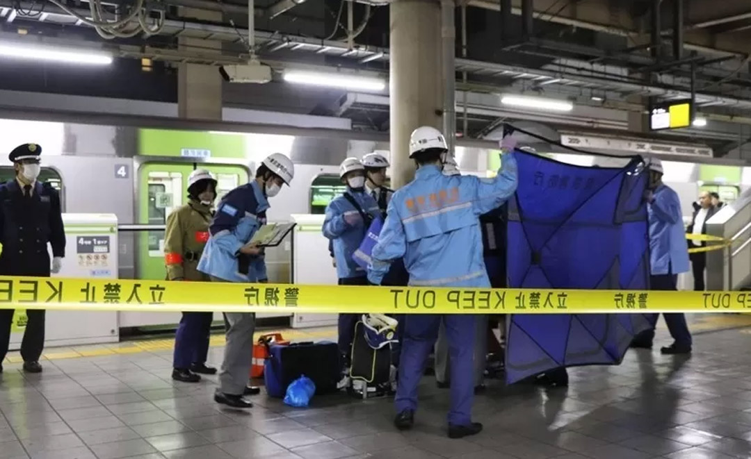 Polisi Bersama Petugas Medis yang Tengah Melakukan Penanganan pada Korban Penusukan di Stasiun Akihabara, Jepang. / Sumber : Kyodo News