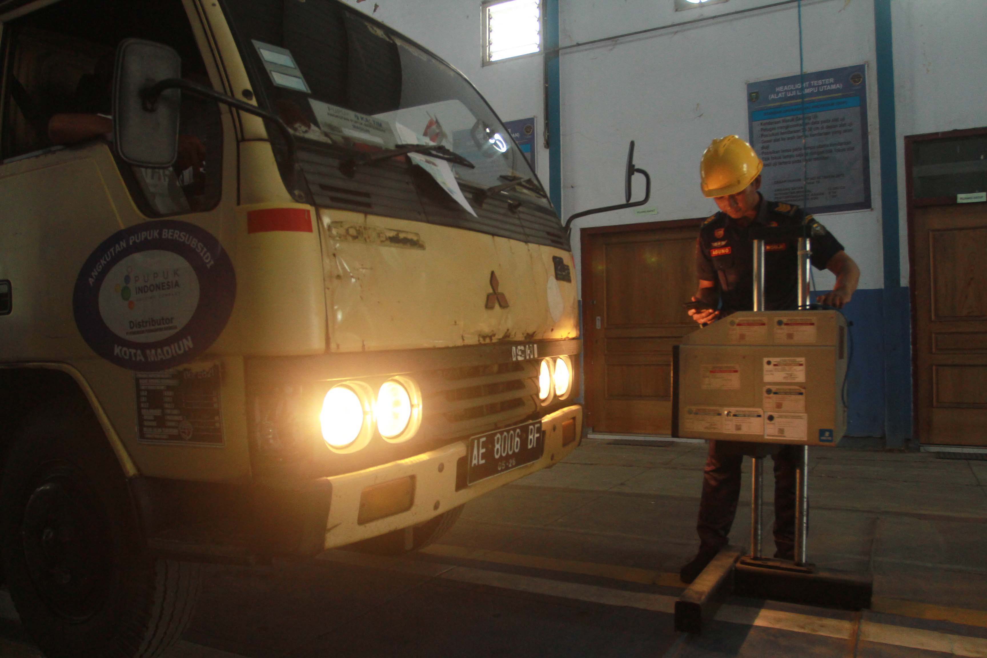 EMISI: Biaya pengujian kendaraan bermotor alias uji kir digratiskan mulai tahun ini mengacu peraturan perundang-undangan yang baru. (BAGAS BIMANTARA/RADAR MADIUN)