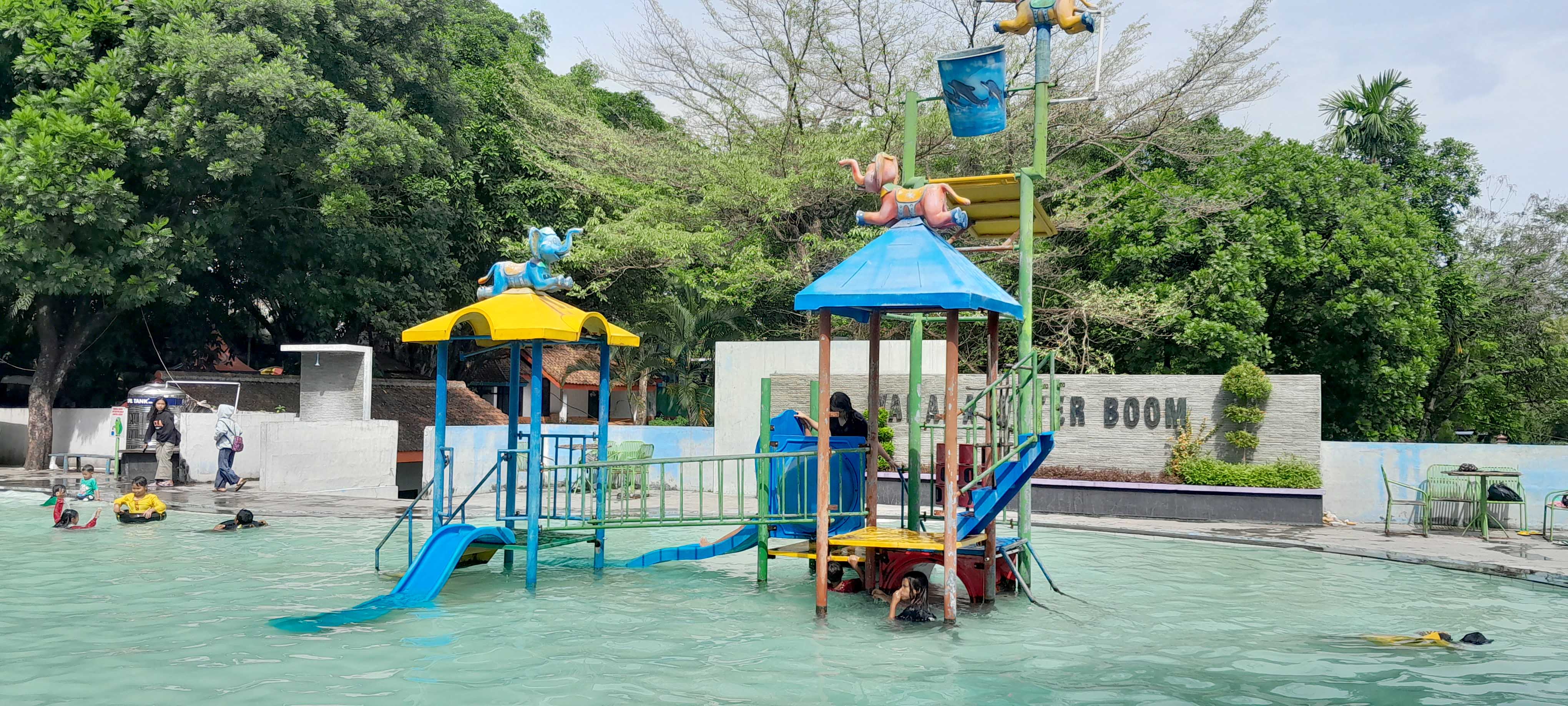 KENAIKAN TARIF: Harga tiket masuk Taman Wisata Tawun, Ngawi, resmi naik per kemarin.&nbsp;(ASEP SYAEFUL BACHRI/DOK. JAWA POS RADAR NGAWI)