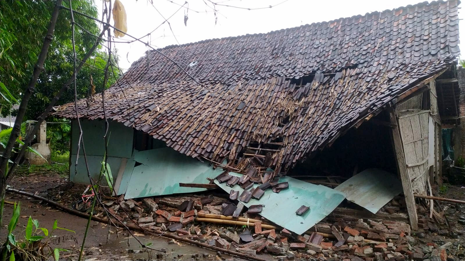 RUSAK: Rumah lansia di Desa Kedungprahu, Widodaren, Ngawi,ambruk usai diterjang angin kencang, Kamis lalu.&nbsp;(BPBD UNTUK JAWA POS RADAR NGAWI)