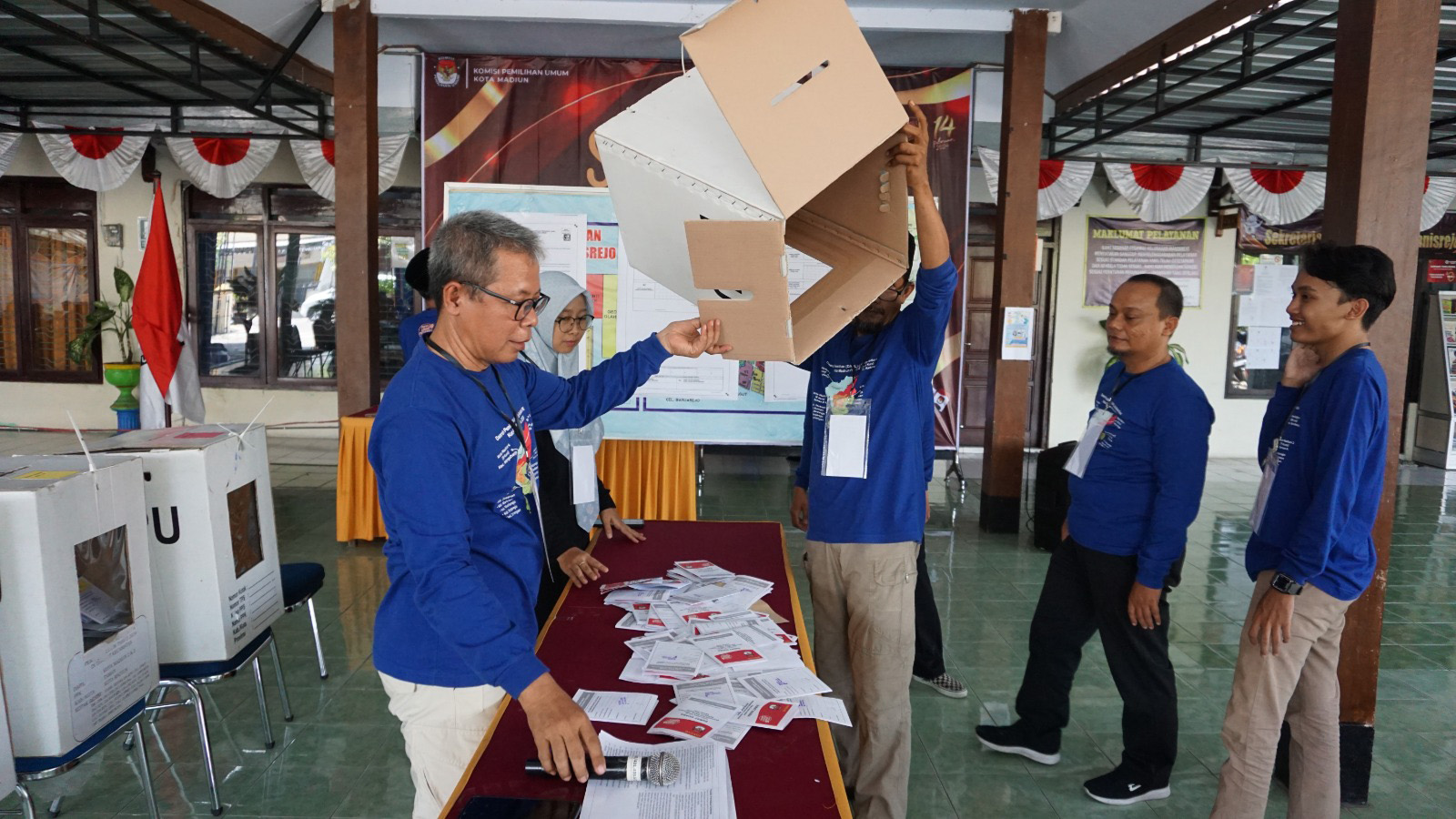 PEMILU DAMAI: KPU mensosialisasikan tata cara pencoblosan di TPS kepada warga Kota Madiun beberapa waktu lalu. (KPU KOTA MADIUN)