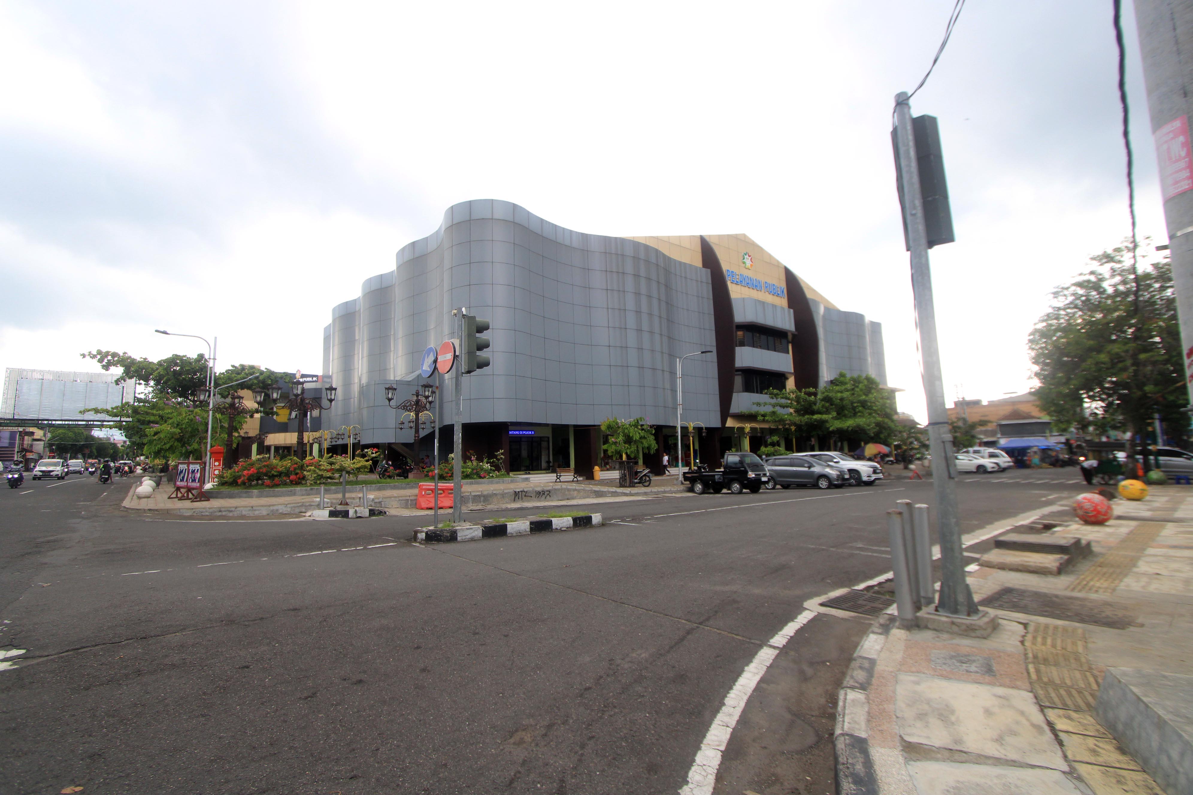 PERUBAHAN ARUS: Dishub Magetan melakukan uji coba perubahan arus lalu lintas disekitar Pasar Baru Magetan (PBM) atau Mal Pelayanan Publik (MPP) mulai Sabtu hari ini (6/1).&nbsp;(AJI PUTRA/RADAR MAGETAN)